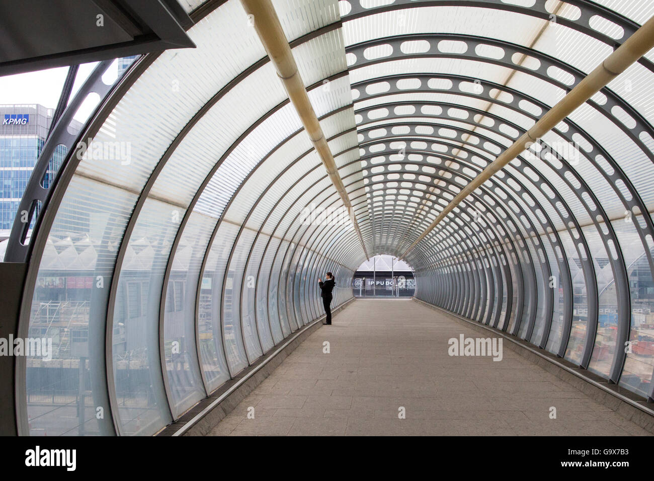 Tunnel di pioppo - passeggiata di DLR Docklands Light Railway Station, London, Regno Unito Foto Stock