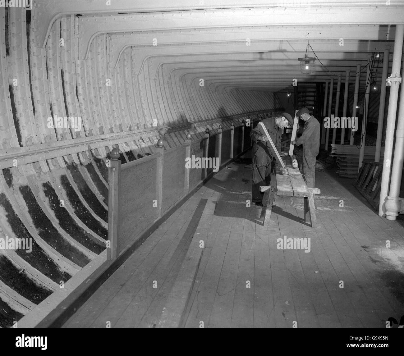 Un balsutrade è montato in quello che ora è il museo del ponte della Cutty Sark, il 86 anno tea clipper in restauro in un ormeggio a secco a Greenwich. La famosa nave sia mantenuto 'in perpetuo" a Greenwich dal Cutty Sark la società come un memoriale per la Marina Mercantile. Lei potrà eventualmente essere aperto al pubblico. Il Duca di Edimburgo è tenuto un interesse per la conservazione della vecchia nave. Foto Stock