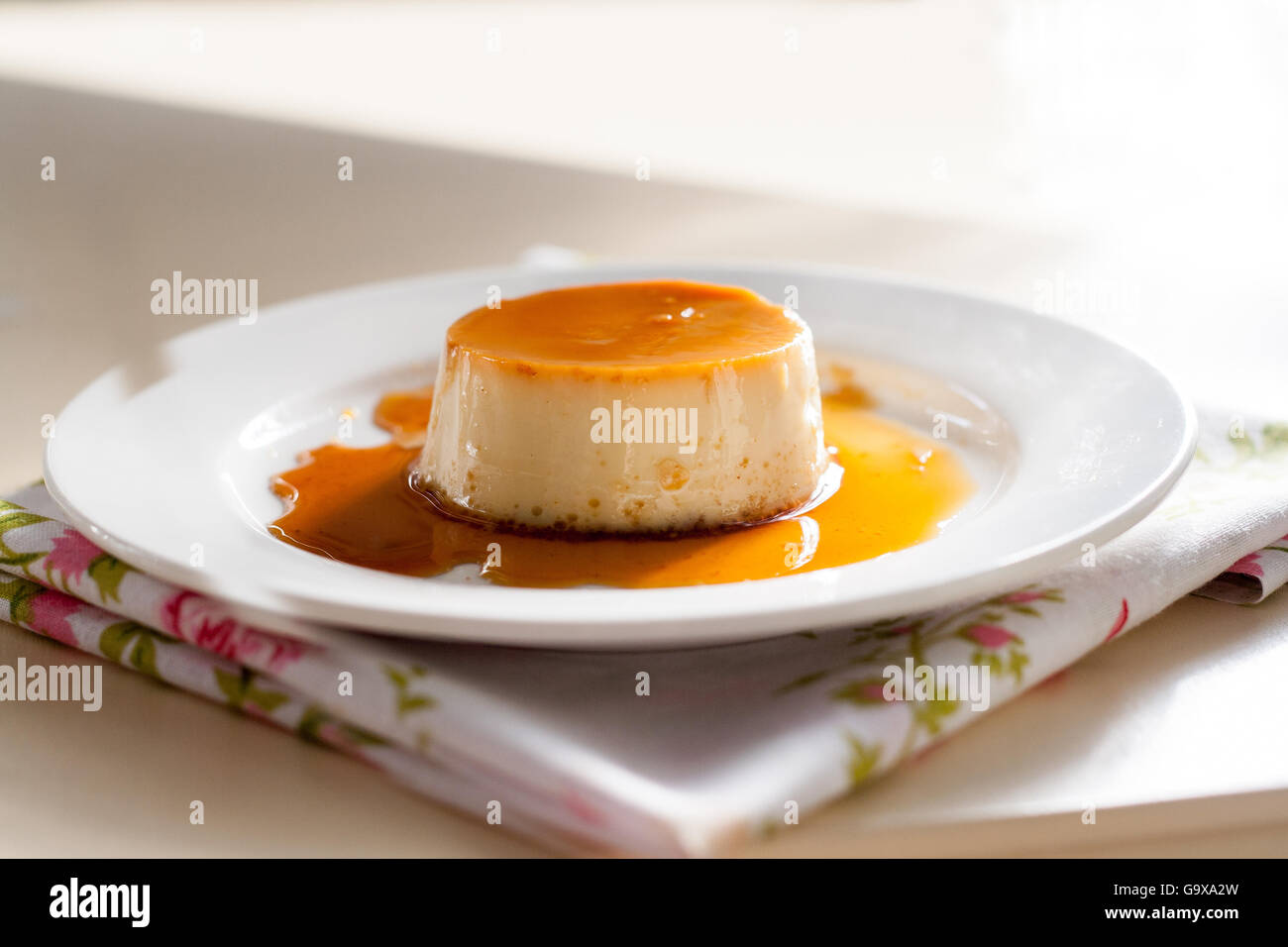 Il dessert creme caramel in un piatto Versare il caramello Foto Stock