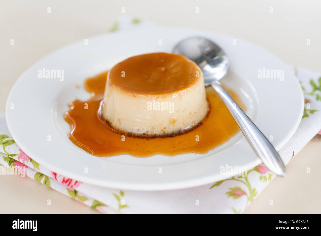 Il dessert creme caramel in un piatto Versare il caramello Foto Stock