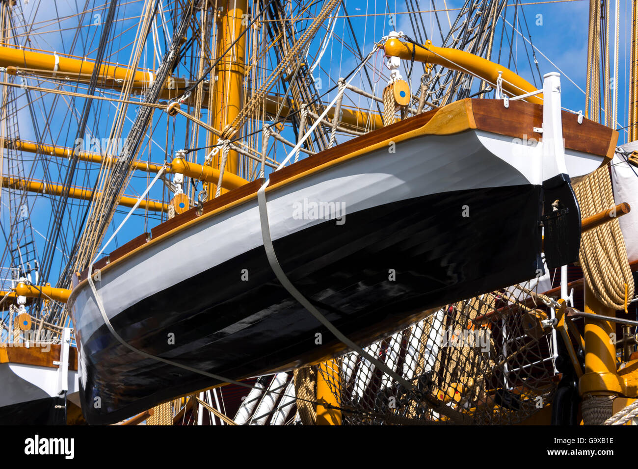 Funi e legno sulla nave Amerigo Vespucci in Italia Foto Stock