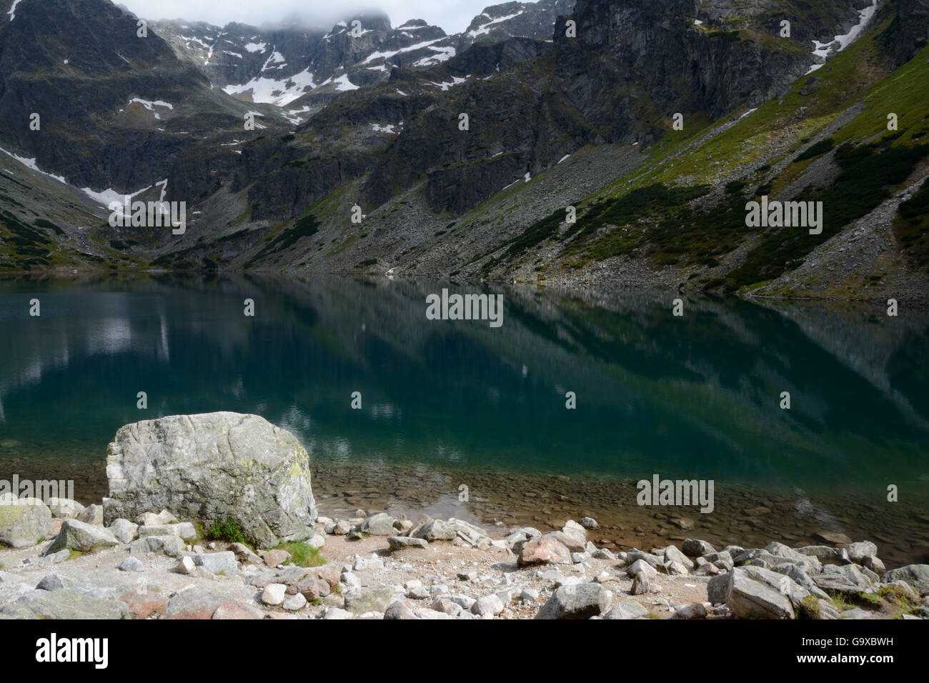 Le pietre a stagno nero (Czarny Staw Gasienicowy) nei monti Tatra vicino a Zakopane in Polonia Foto Stock