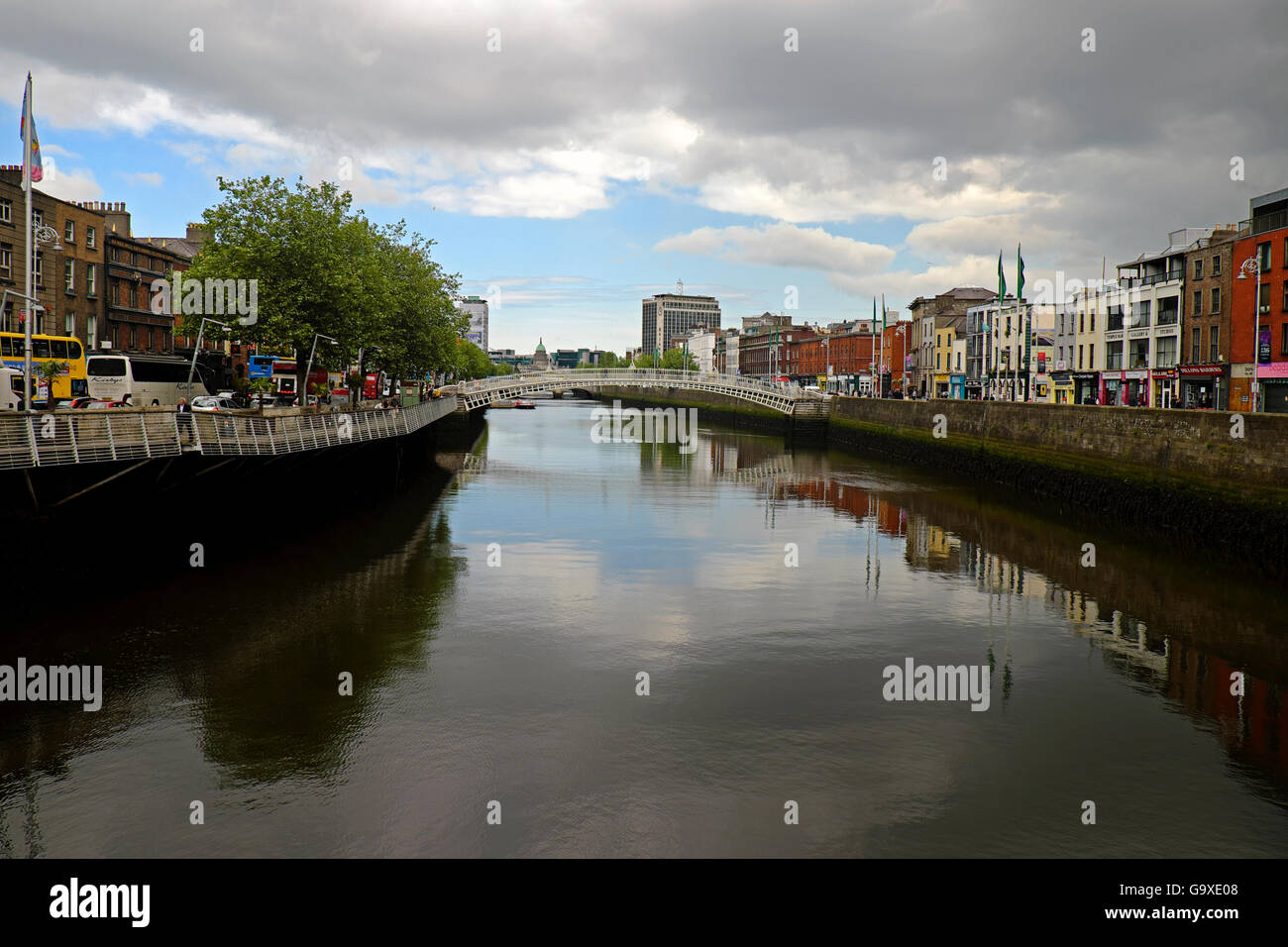 Fiume Liffey Dublin Halfpenny Bridge Ha'penny. vista città Foto Stock