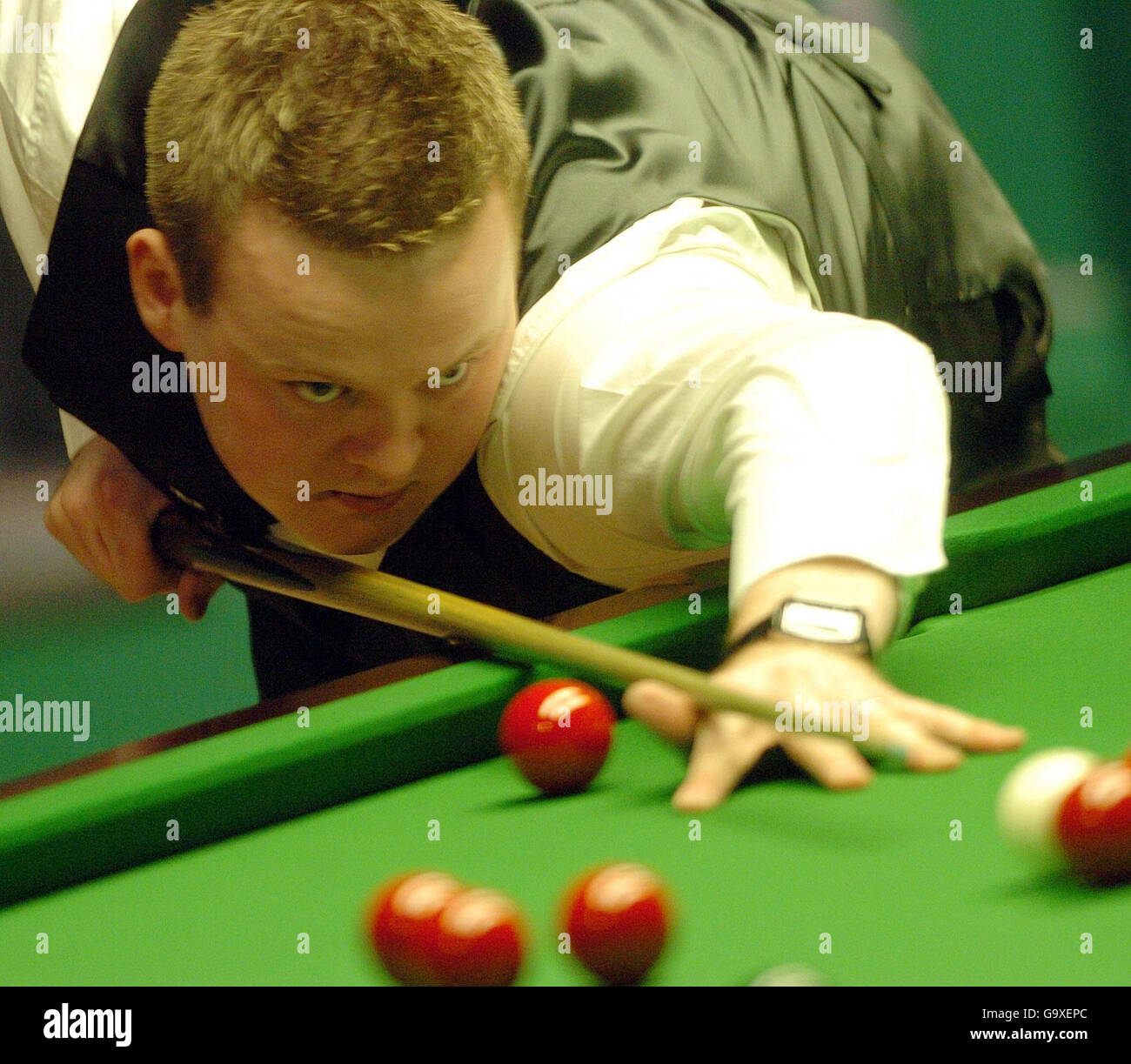 Shaun Murphy in Inghilterra al tavolo durante la partita semifinale ai Campionati Mondiali di Snooker al Crucible Theatre di Sheffield. Foto Stock