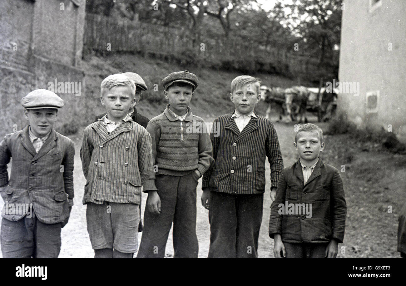 1930s, foto storiche mostra un mucchio di giovani ragazzi del paese al di fuori su di un percorso in Lauterbach, Boemia, Sudetenland, in preWW11 Cecoslovacchia. Foto Stock