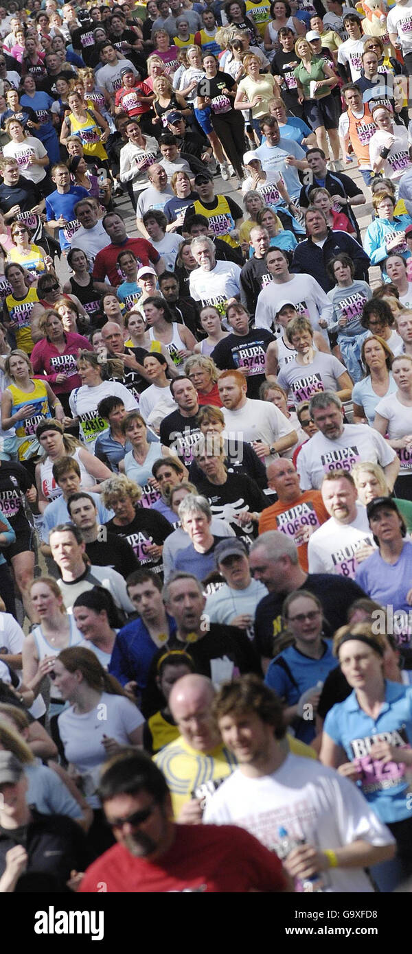 Partecipanti al Royal Mile durante la BUPA Great Edinburgh Run di Edimburgo. Foto Stock