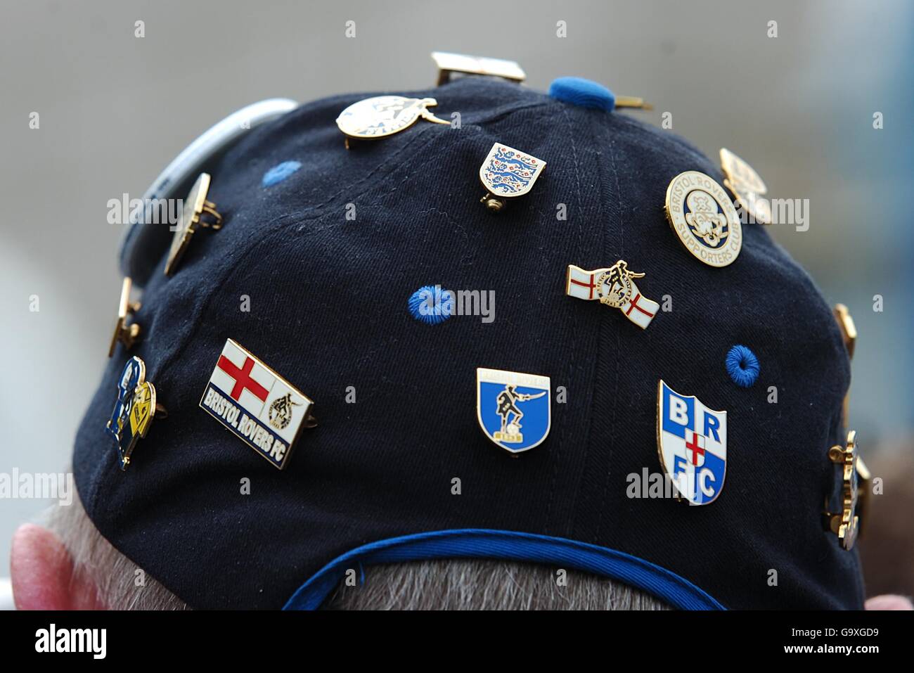 Un sostenitore di Bristol Rover indossa un berretto coperto da distintivi di club, durante la partita della Coca-Cola Football League due contro Bristol Rover a Victoria Park, Hartlepool. Foto Stock