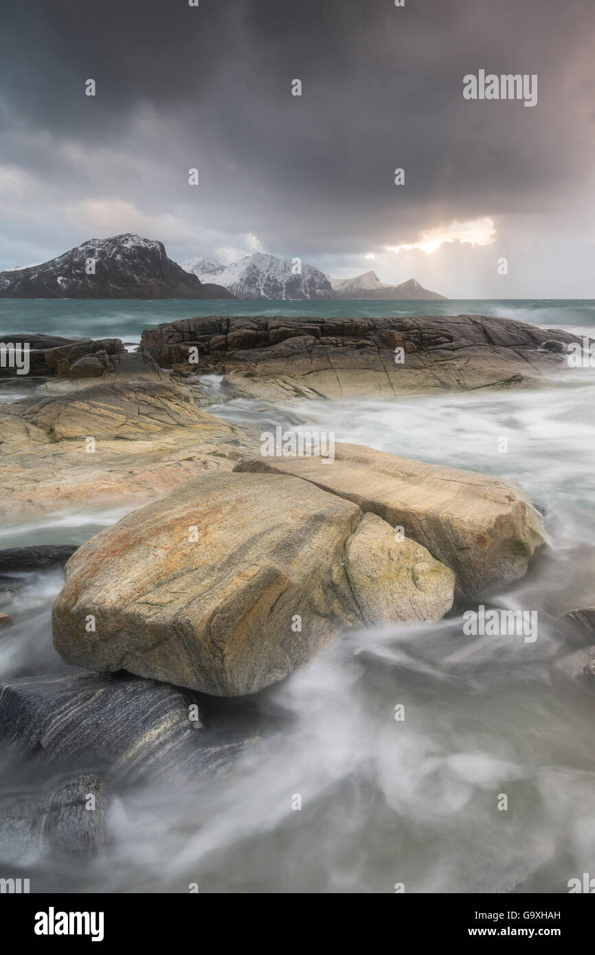 Inverno seascape oltre Haukland beach, Vestvagoya, Lofoten, Norvegia. Marzo 2015. Foto Stock