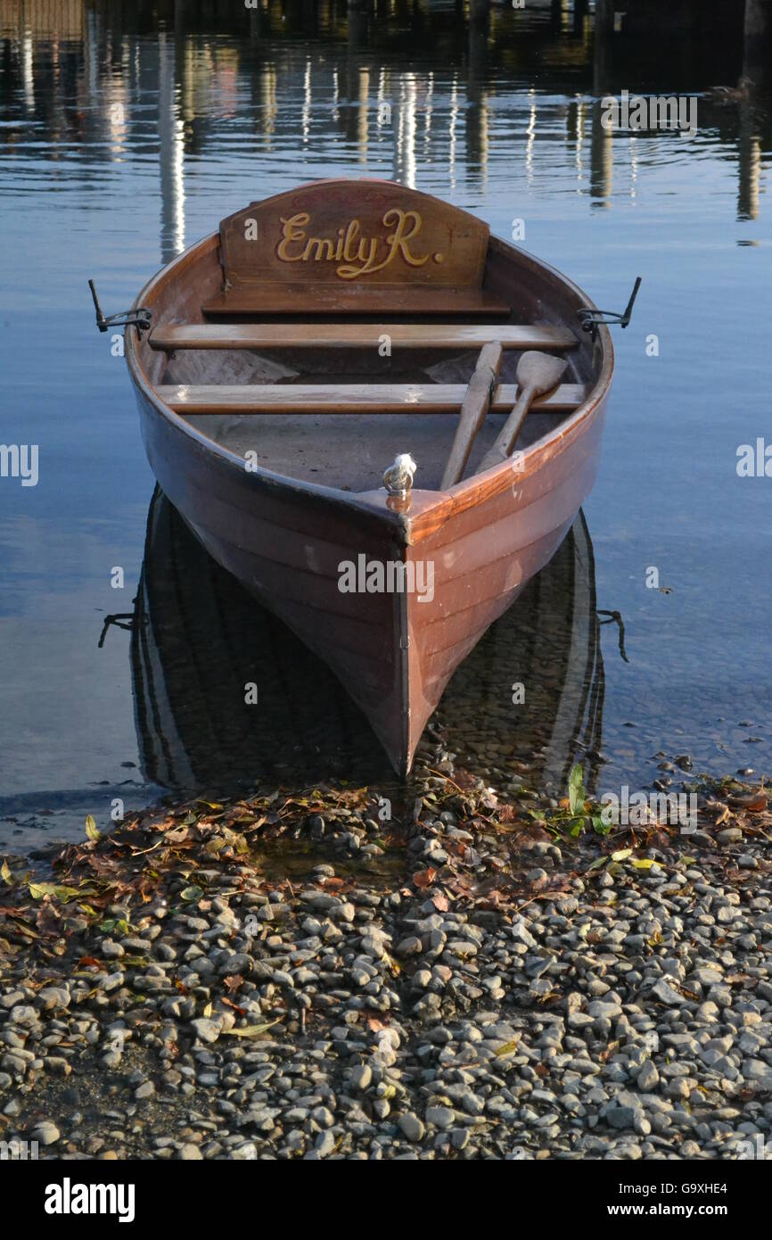 Barca a remi riflessioni, Lago Coniston, Lake District, chiamato Emily Foto Stock