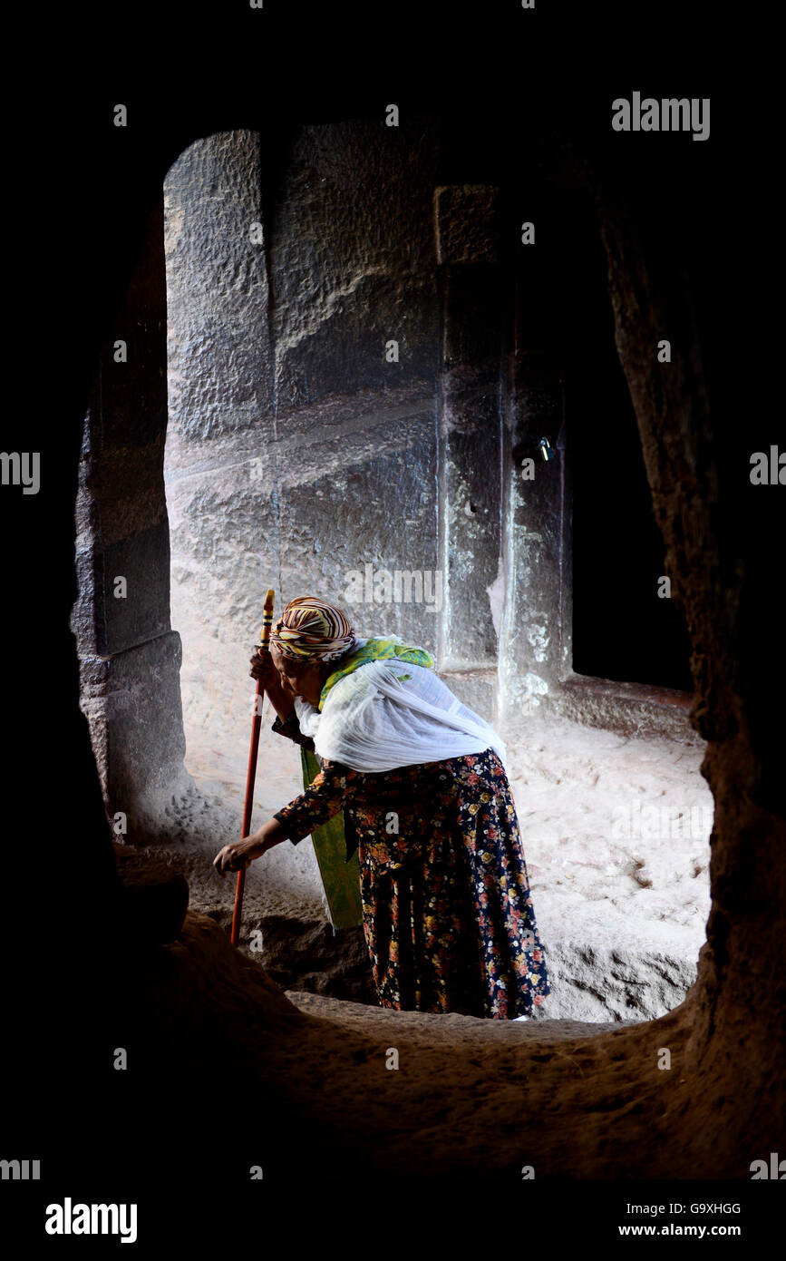 Donna cristiana pregando, Bet Danaghel (parte della Northwestern gruppo di chiese di Lalibela). UNESCO - Sito Patrimonio dell'umanità. Lalibela. Etiopia, dicembre 2014. Foto Stock