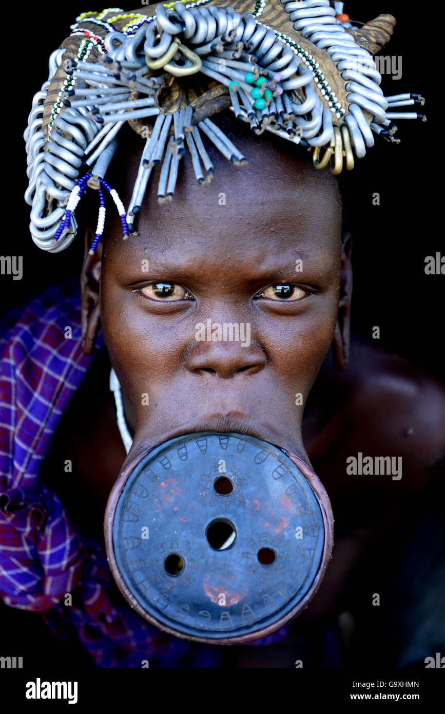 Donna con piastra a labbro, il che significa che lei è una donna sposata, la tribù dei Mursi, Parco Nazionale di Mago. Etiopia, novembre 20144 Foto Stock
