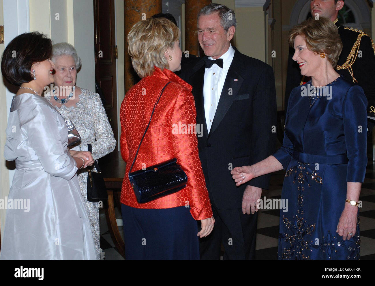 Hillary Clinton, centro, è accolto durante una cena di ritorno ospitata dal presidente degli Stati Uniti George Bush, centro e sua moglie Laura, a destra, e dalla regina Elisabetta II della Gran Bretagna, seconda a sinistra, alla residenza dell'Ambasciatore, Washington DC, l'ultimo giorno della visita di Stato di sua Maestà in America. Foto Stock
