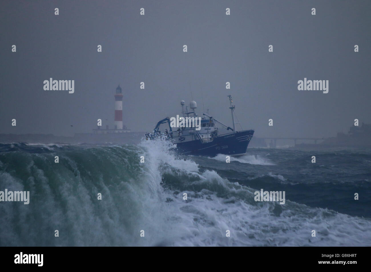 Peschereccio 'Surmount' nel brutto tempo avvicinando Peterhead Harbour, novembre 2014. Tutti i non-usi editoriali devono essere cancellati Foto Stock