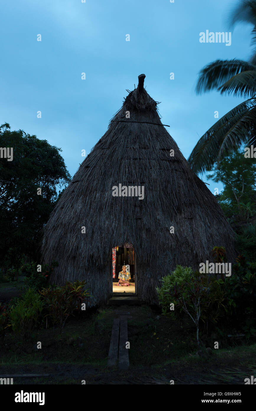 Capo villaggio Ratu Jovilisi Nagatalevu all'interno hisl Fijian bure hut,tradizionalmente realizzati con legno di foresta e tetto di paglia e le pareti, Mali Isola, Provincia di Macuata, Figi, South Pacific. Foto Stock