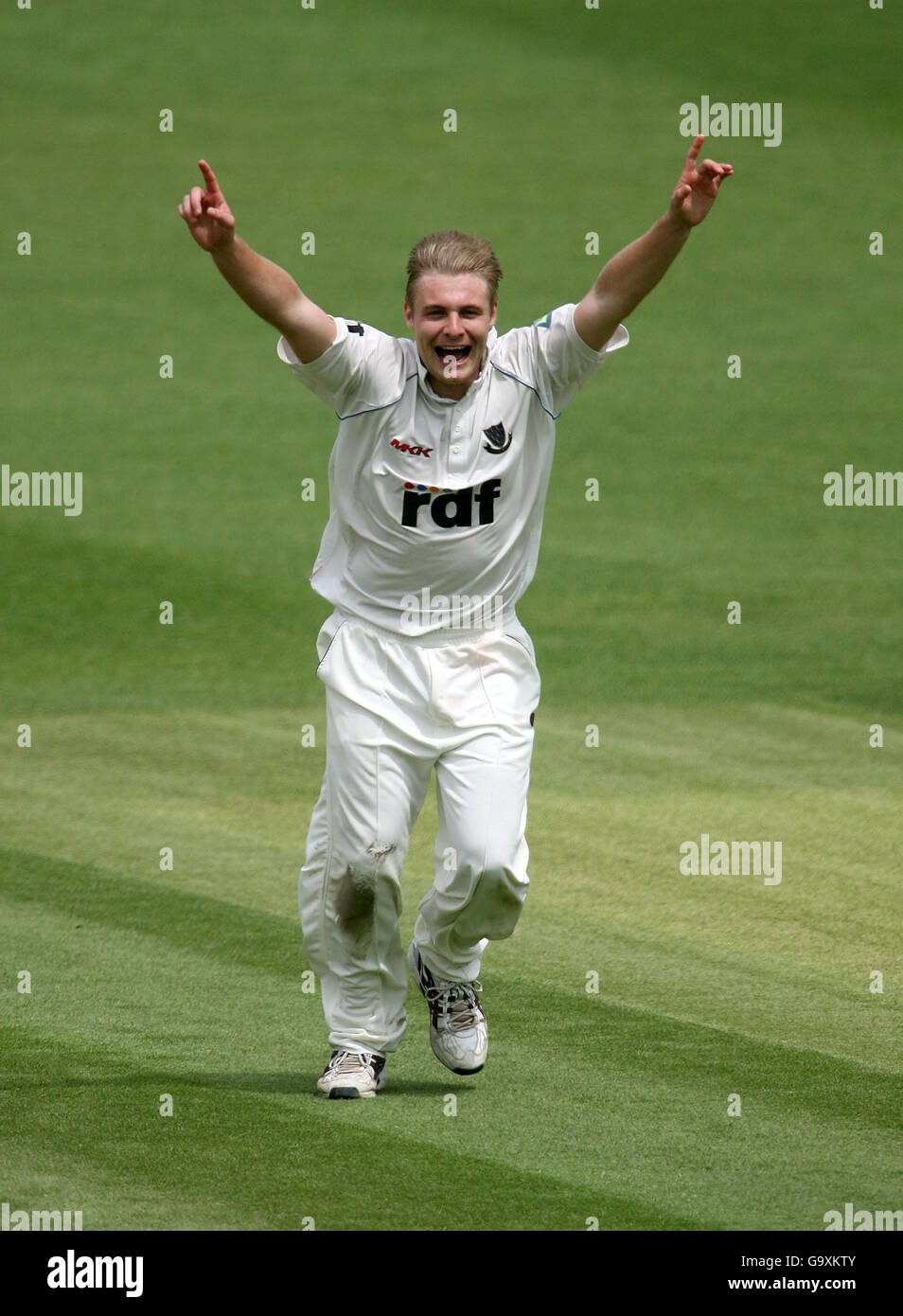 Il Luke Wright di Sussex celebra la conquista del wicket di Scott Newman di Surrey catturato da Robin Martin-Jenkins durante la partita della Liverpool Victoria County Championship Division 1 al County Cricket Ground di Hove. Foto Stock