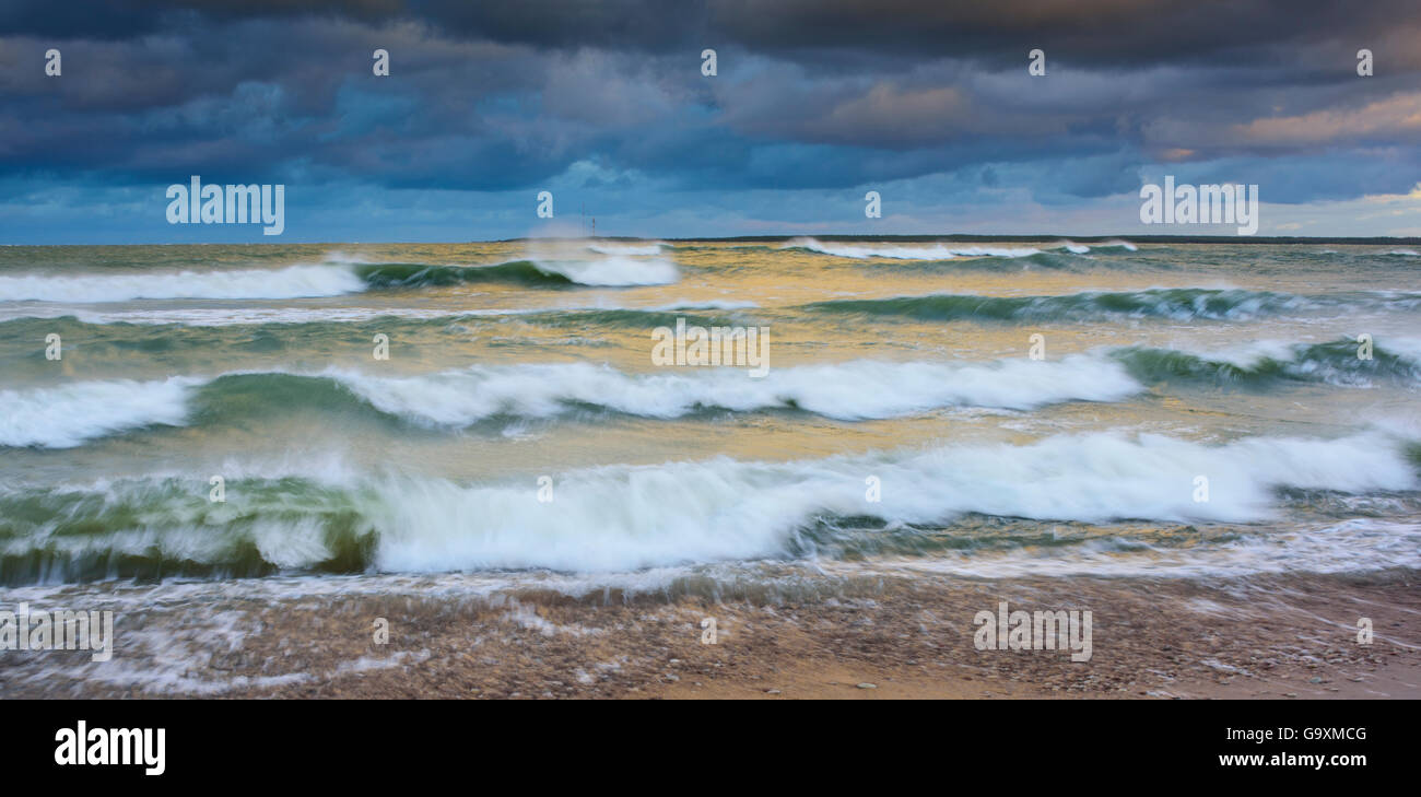 Onde enormi durante una tempesta di dicembre sul Mar Baltico Su Saaremaa island, Estonia, dicembre 2014. Foto Stock