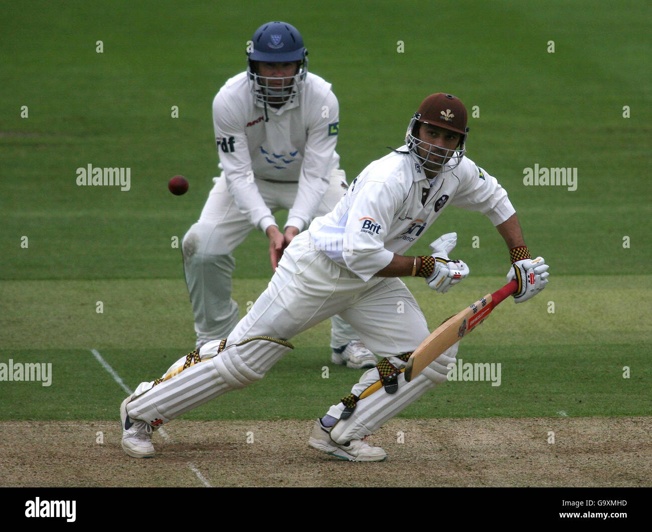 Mark Ramprakash di Surrey taglia la palla via per quattro corse durante la partita della Liverpool Victoria County Championship Division 1 al County Cricket Ground, Hove. Foto Stock