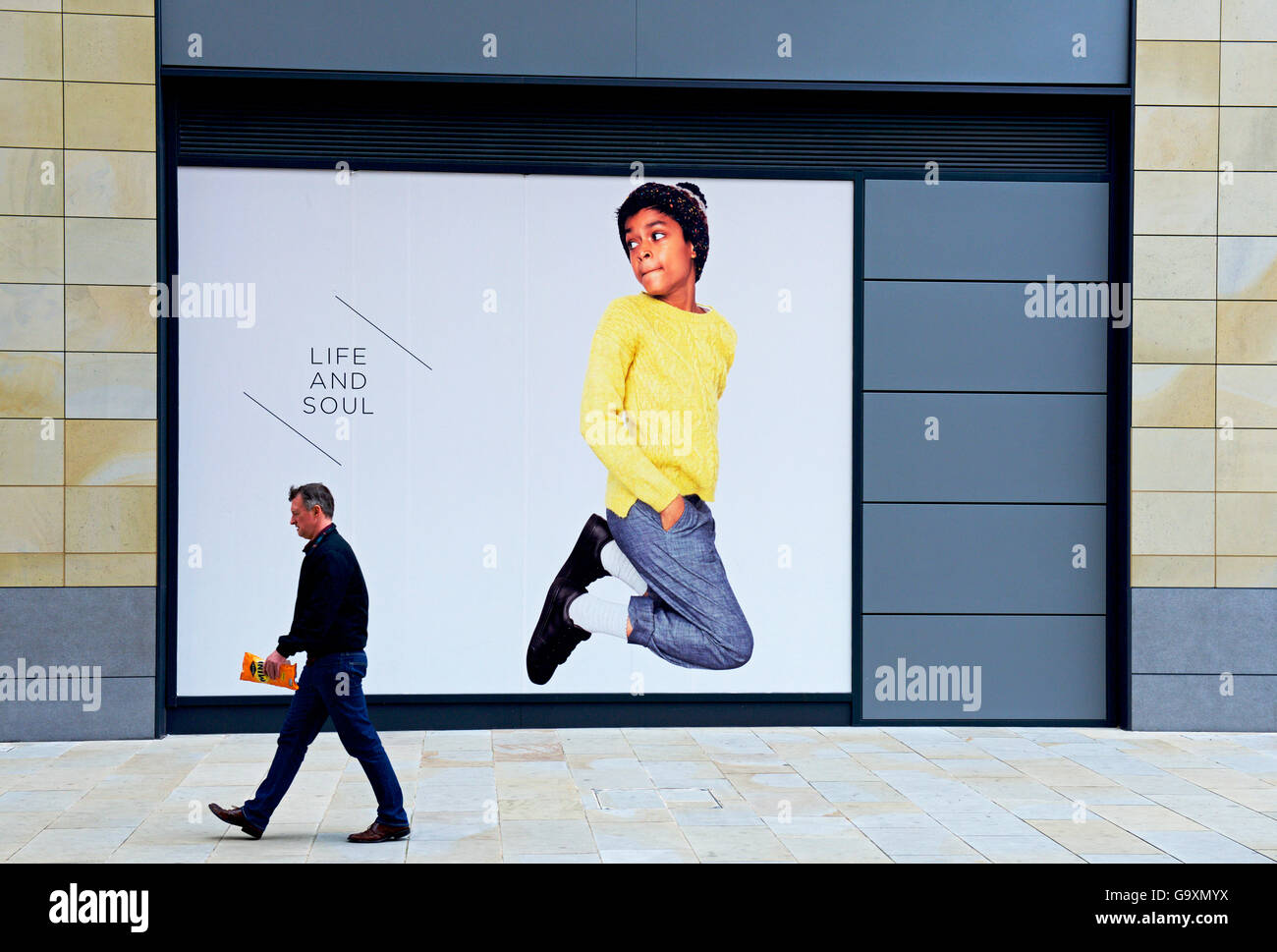 Poster nella finestra di Marks & Spencer negozio, centro commerciale Broadway, Bradford, West Yorkshire, Inghilterra, Regno Unito Foto Stock