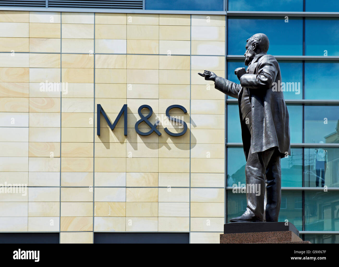 Statua di W E Forster, accanto alla Marks & Spencer store nel centro commerciale Broadway, Bradford, West Yorkshire, Inghilterra, Regno Unito Foto Stock