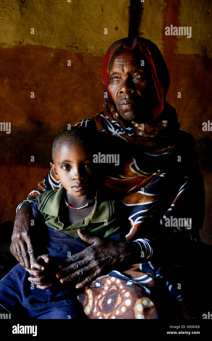 Anziani Borona donna, con la sua giovane nipote. Etiopia, Novembre 2014 Foto Stock