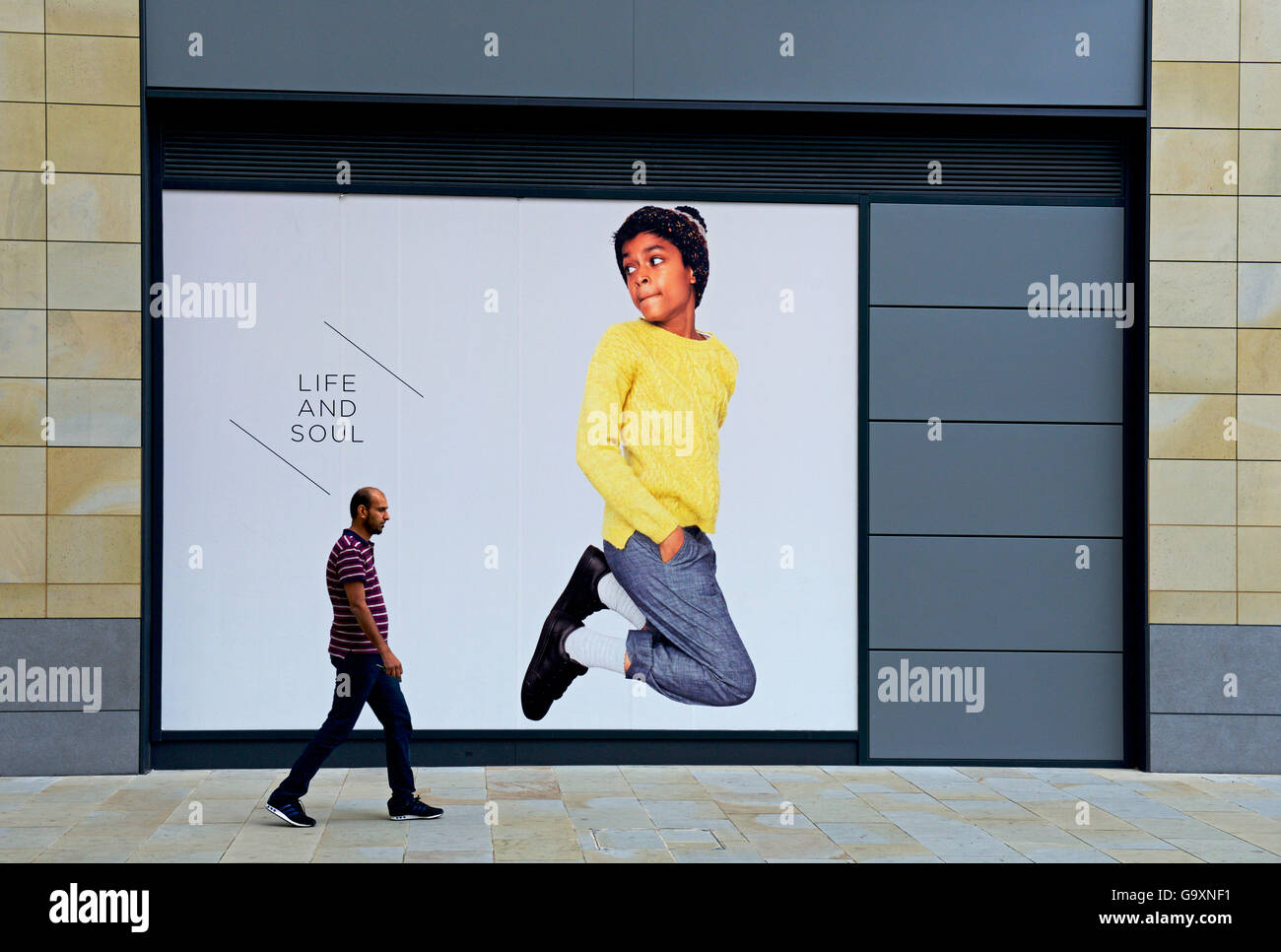 Poster nella finestra di Marks & Spencer negozio, centro commerciale Broadway, Bradford, West Yorkshire, Inghilterra, Regno Unito Foto Stock