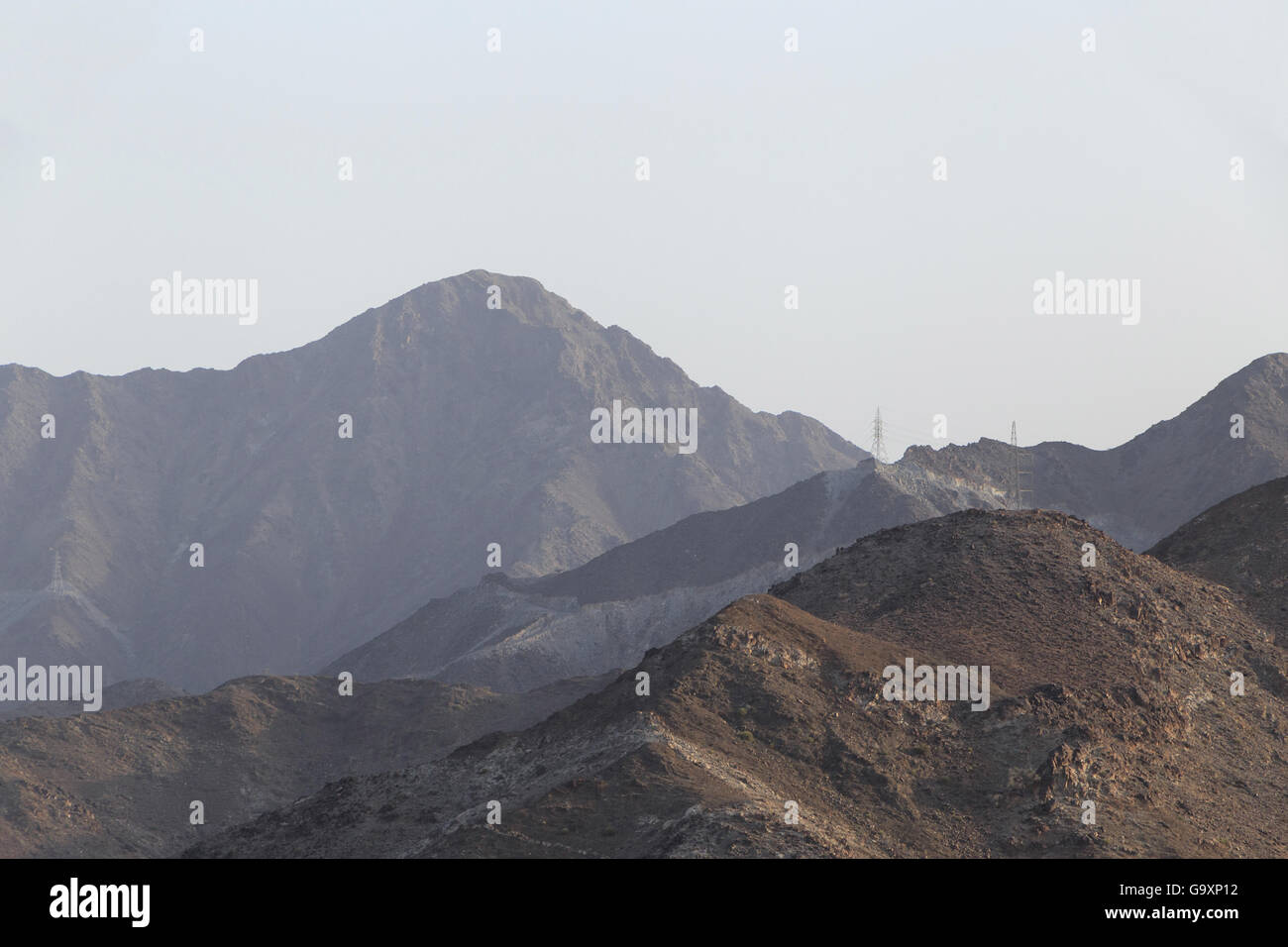 Vista di Al montagne Hajar in Fujairah,EMIRATI ARABI UNITI Foto Stock