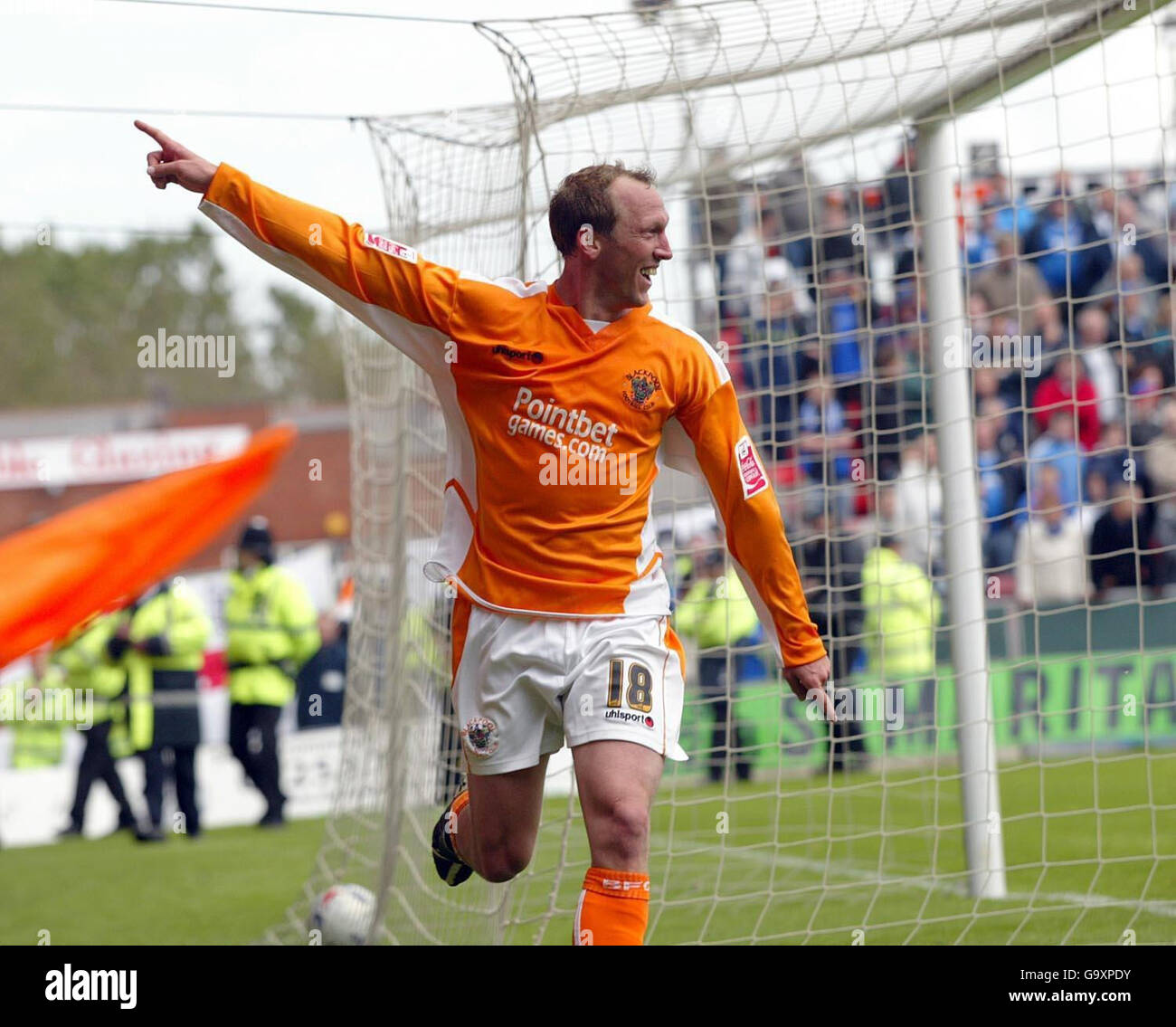 Andy Morrell di Blackpool festeggia il suo secondo obiettivo di metà contro Oldham durante la seconda partita semifinale della seconda tappa della Coca-cola League a Bloomfield Road, Blackpool. Foto Stock