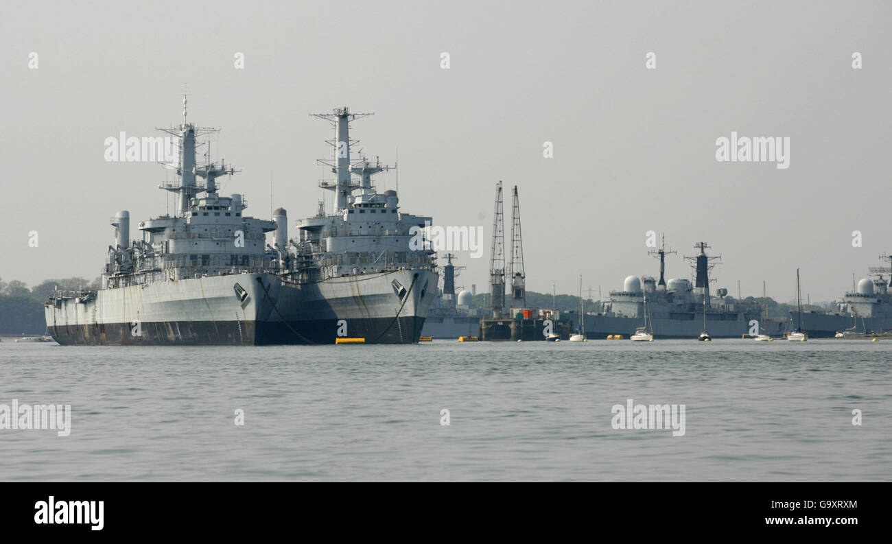 Le ex navi d'assalto della Royal Navy HMS Fearless e HMS Intrepid si siedono all'ancora in un'area di Fareham Creek conosciuta come Rotton Row in attesa di essere venduta di demolita insieme a molte altre vecchie navi in lontananza. La marina ha tenuto qui navi per la stessa ragione per centinaia di anni. PREMERE ASSOCIAZIONE foto. Data immagine: Domenica 29 aprile, 2007. Il credito fotografico dovrebbe essere: Chris Ion/PA Archive. Foto Stock