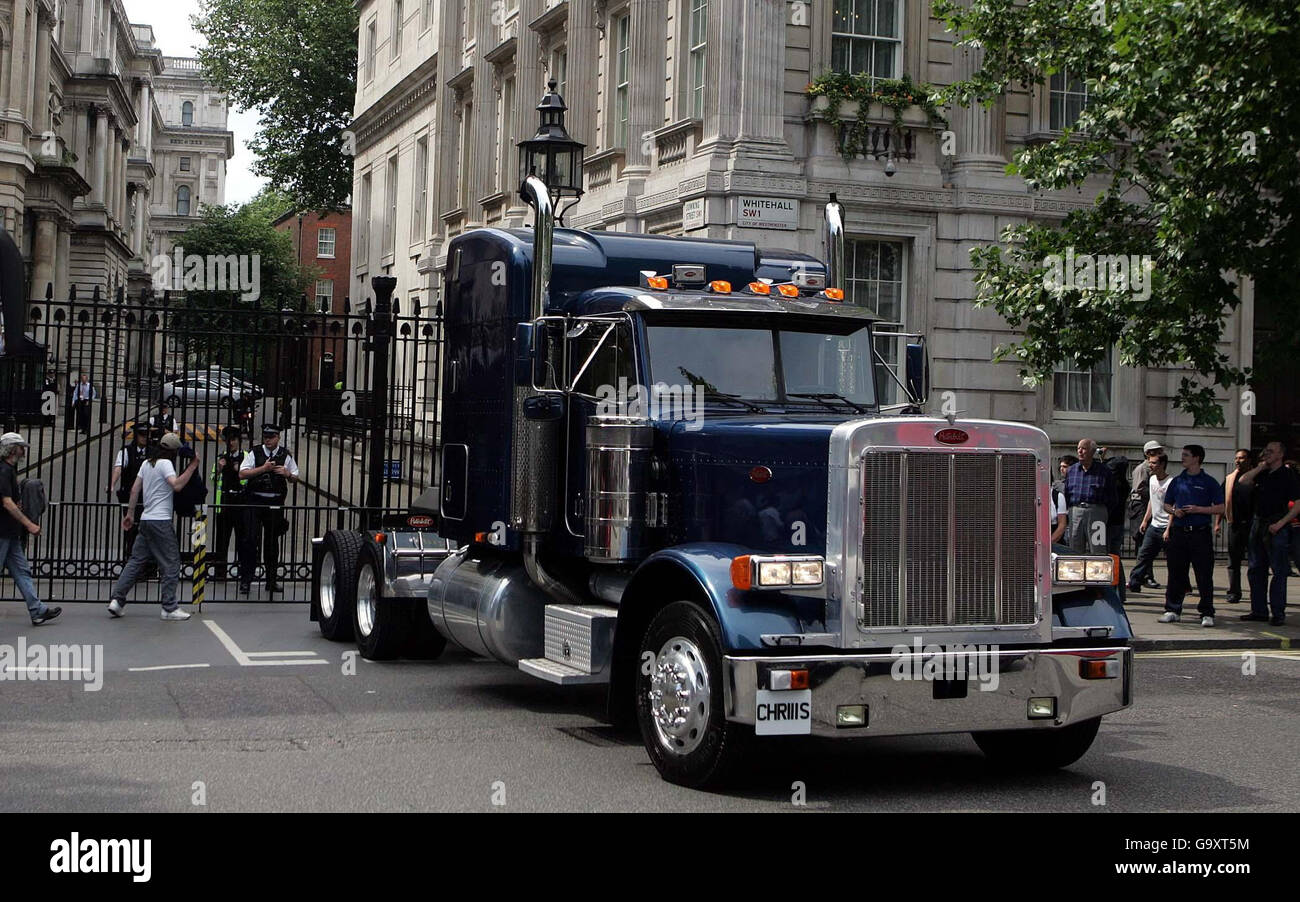 L'ex campione del mondo di boxe Chris Eubank viene arrestato dalla polizia dopo aver parcheggiato il suo camion a Whitehall, fuori dalle porte di Downing Street, Londra. Foto Stock