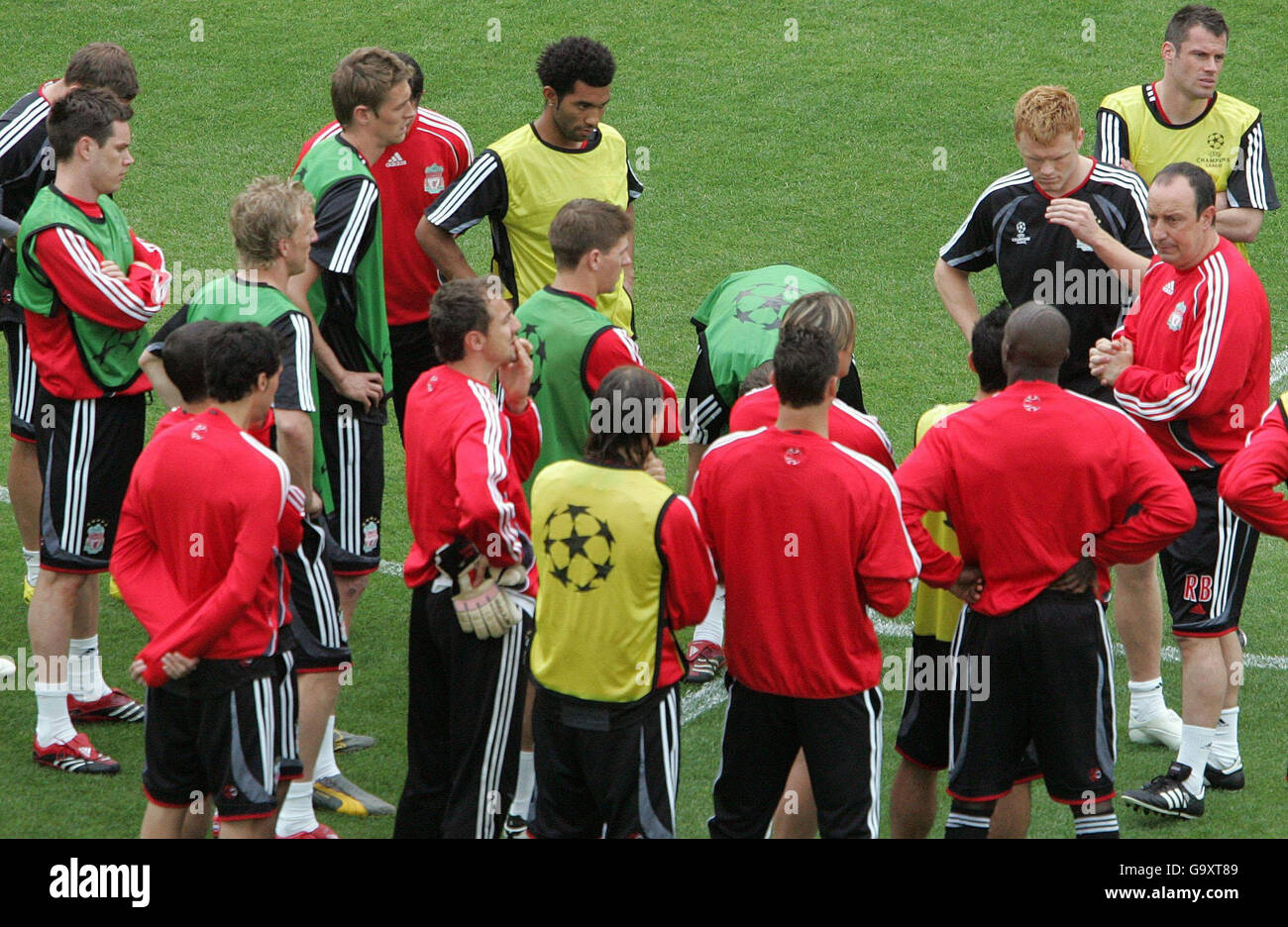 Calcio - UEFA Champions League - Quarter Final - First leg - Liverpool v Chelsea - Liverpool Training - Melwood. Il direttore di Liverpool Rafael Benitez parla con i suoi giocatori durante una sessione di allenamento allo Stadio Olimpico di Atene, Atene, Grecia. Foto Stock