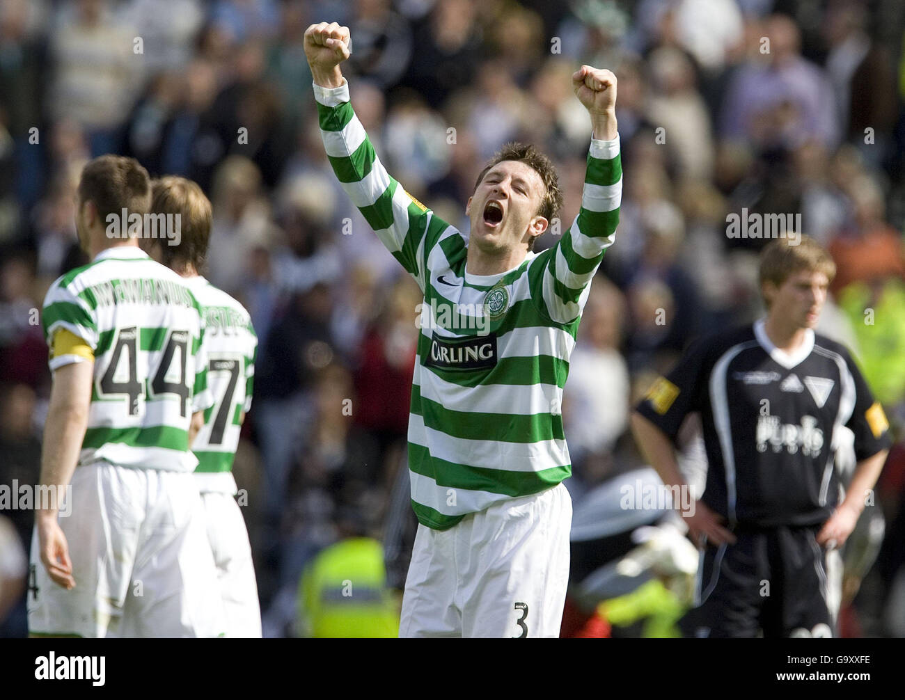 Il Lee Naylor di Celtic celebra la vittoria della Tennent's Scottish Cup dopo la finale di Hampden Park, Glasgow. Foto Stock