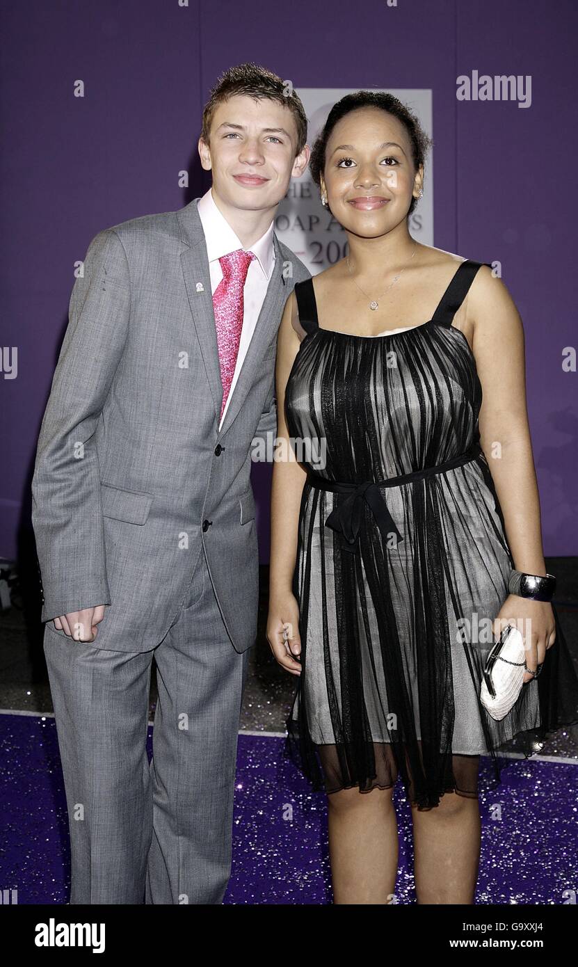 L'attore di EastEnders Charlie G Hawkins (a sinistra) e Belinda Owusuu arrivano per i premi britannici SOAP, presso il BBC Television Center nel centro di Londra. Foto Stock