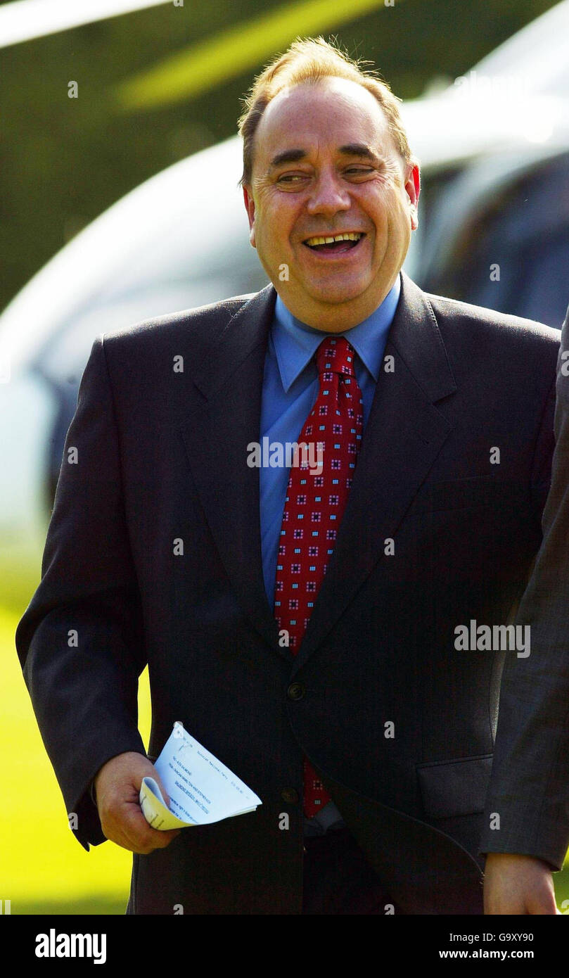 Il leader del Partito Nazionale Scozzese Alex Salmond arriva a Prestonfield House, a Edimburgo. Foto Stock