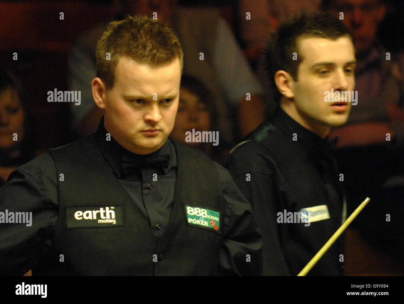 Gli inglesi Shaun Murphy (a sinistra) e Mark Selby studiano il tavolo durante la semifinale al World Snooker Championships al Crucible Theatre di Sheffield. Foto Stock