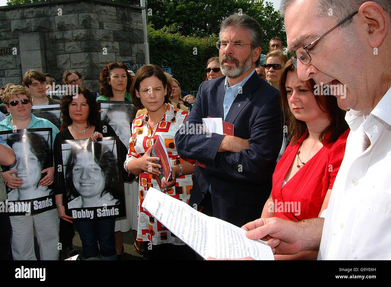 Mary Lou McDonald di Sinn Fein (centro) e Gerry Adams (centro a destra) ascoltano l'attore Jack Moylath (destra) leggendo un estratto degli scritti di Bobby Sands durante una veglia di anniversario per l'attaccante della fame nel Giardino della Rimembranza di Dublino. Foto Stock
