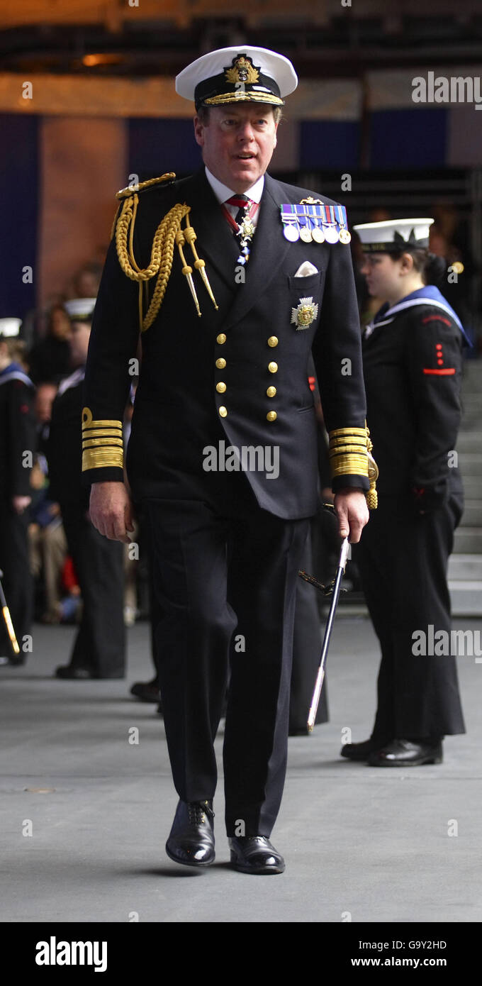 Comandante in capo ammiraglio della flotta Sir James Burnell-Nugent a bordo della HMS Ark Royal prima del servizio di riscatto a bordo della nave a Portsmouth. Foto Stock