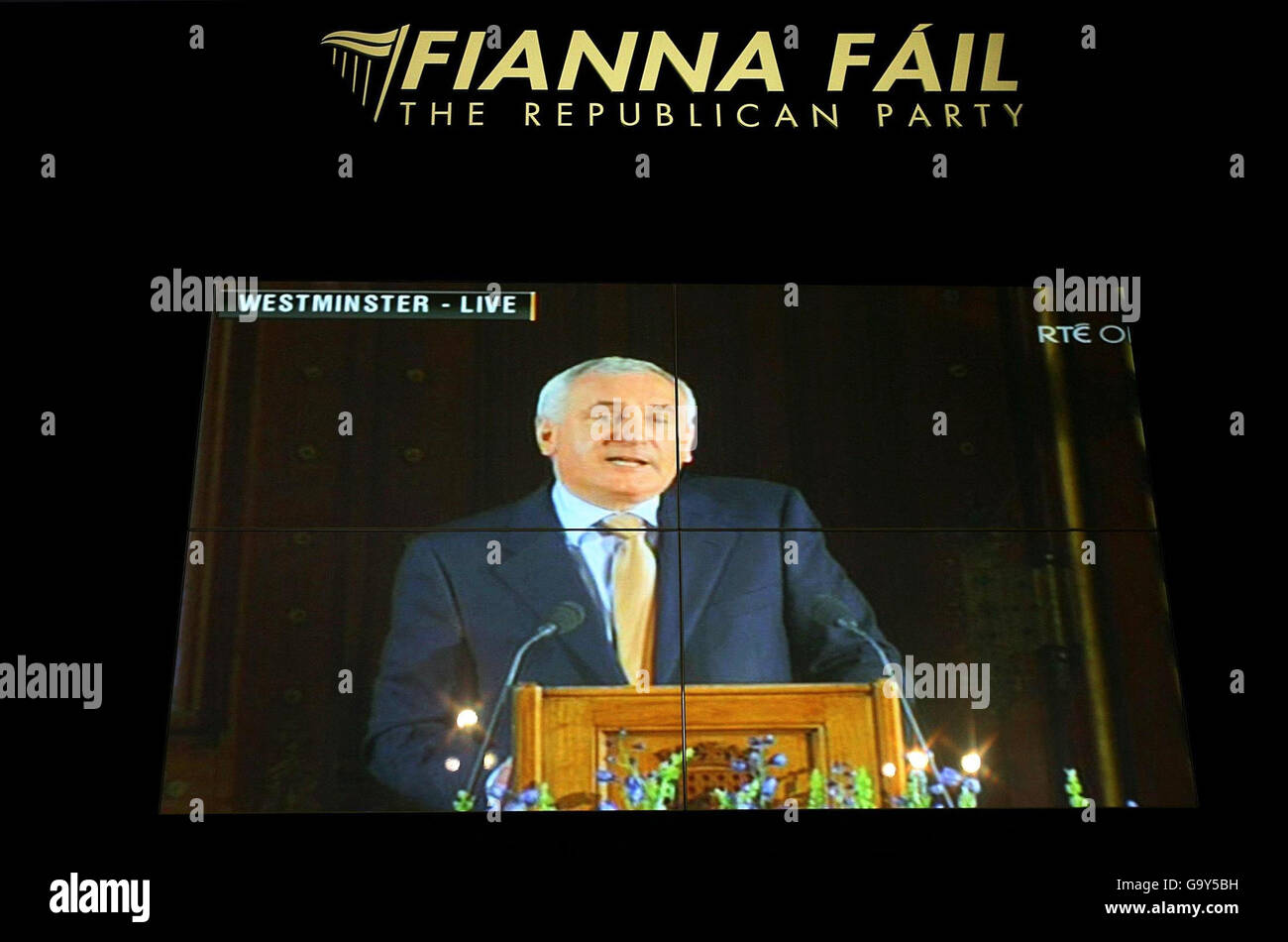 Il leader del partito, Bertie Ahern, Taoiseach e Fianna Fail, consegna un discorso storico alle Houses of Parlment di Londra, tramite collegamento video presso la sede del suo partito a Dublino. Foto Stock