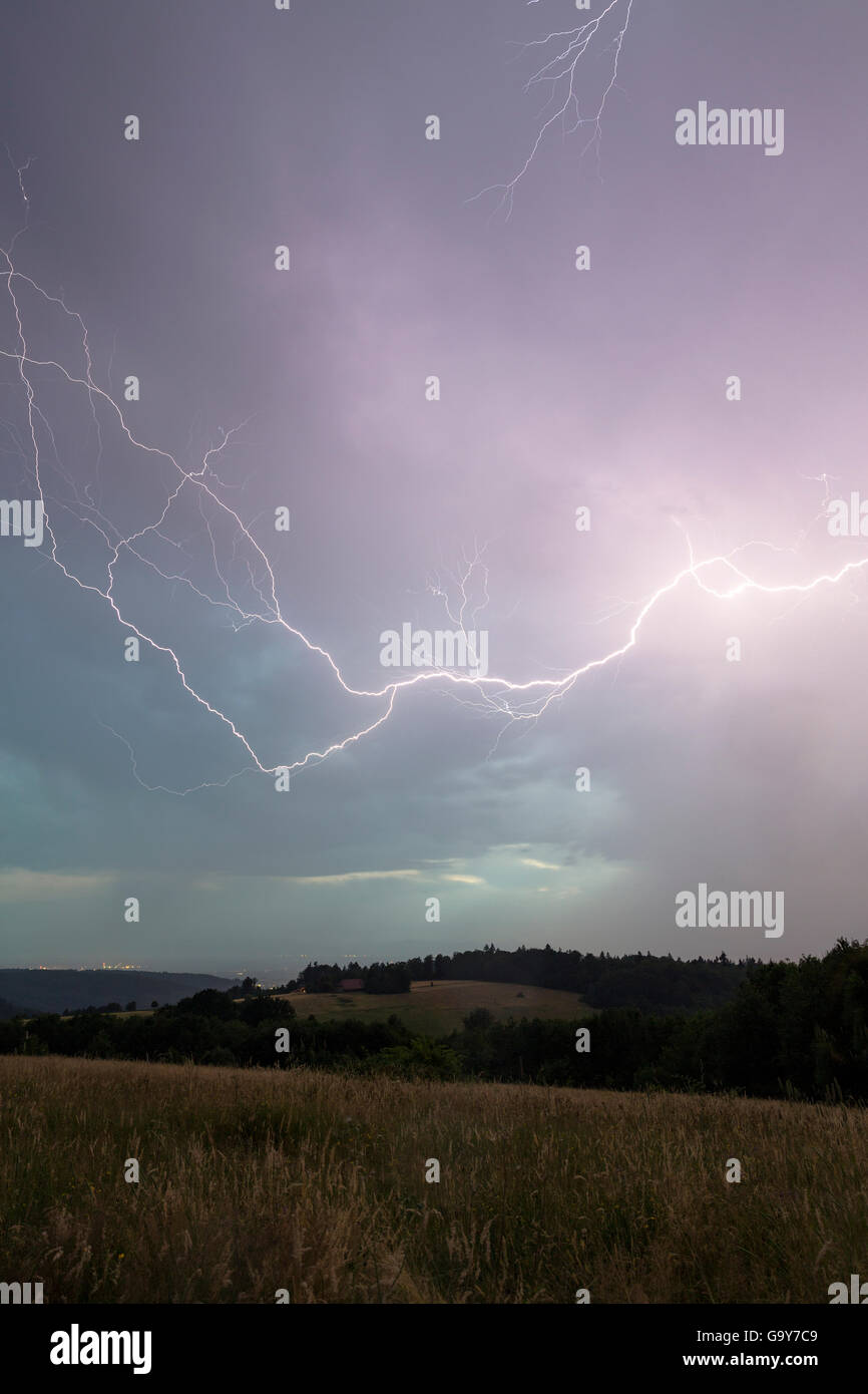 Temporale con più fulmini, nei pressi di Lahr nella Foresta Nera, Baden-Württemberg, Germania Foto Stock