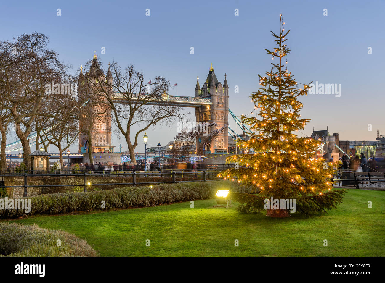 Il Tower Bridge è un bilico combinato e ponte di sospensione a Londra e attraversa il fiume Tamigi. Foto Stock