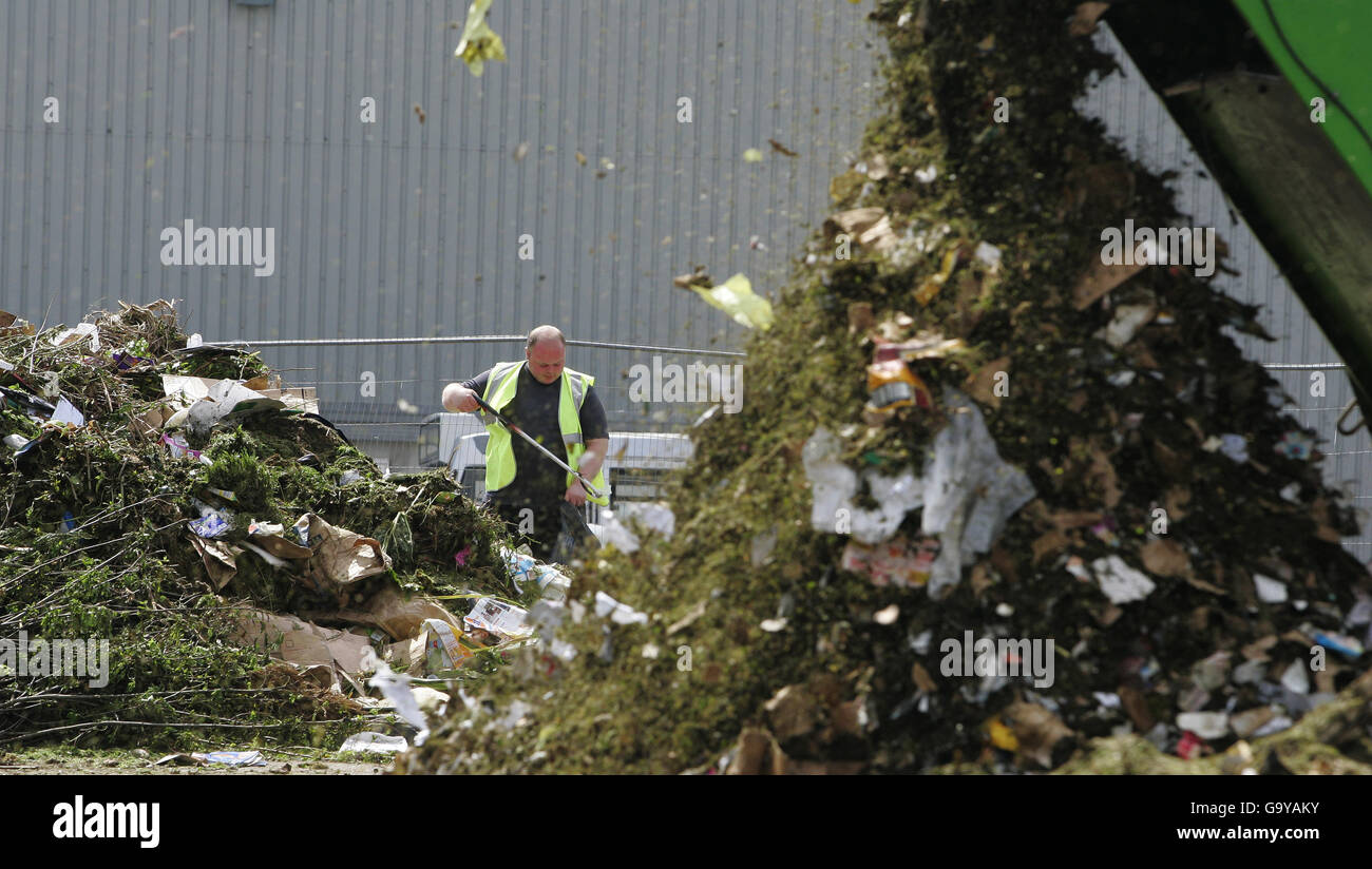 Nella foto è raffigurata la stazione di compostaggio presso la punta inferiore dei rifiuti di Polmaise vicino a Stirling. Rifiuti verdi e cartone sono portati allo stabilimento insieme ai rifiuti domestici generali dove gli articoli non riciclabili sono rimossi (nella foto) prima di 10mm suolo migliorare compost è prodotto girando andanatura e varie quantità di screening utilizzando un trommel in un periodo di quindici settimane. PREMERE ASSOCIAZIONE foto. Foto data: Mercoledì 23 maggio 2007 Foto di credito dovrebbe essere letto: Andrew MilliganPA. Foto Stock