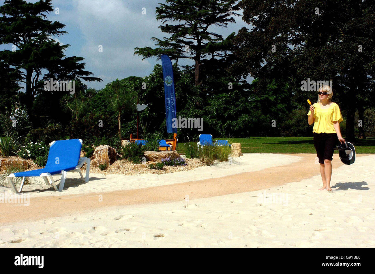 Catherine Owen, responsabile della stampa di Kew Garden, cammina lungo la prima spiaggia di Kew in assoluto, che è piantata con 30 diverse specie di piante e curata dai bagnini RNLI a Kew, a sud-ovest di Londra. Foto Stock