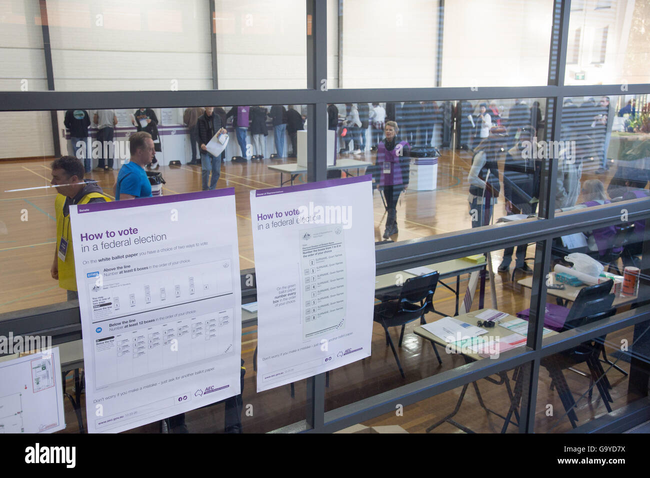 Sydney, Australia. 02nd luglio 2016. Elezioni federali australiane, australiani vanno ai sondaggi di Avalon Beach a Sydney per esprimere il loro voto nell'elettorato di Mackellar. Credit: model10/Alamy Live News Foto Stock