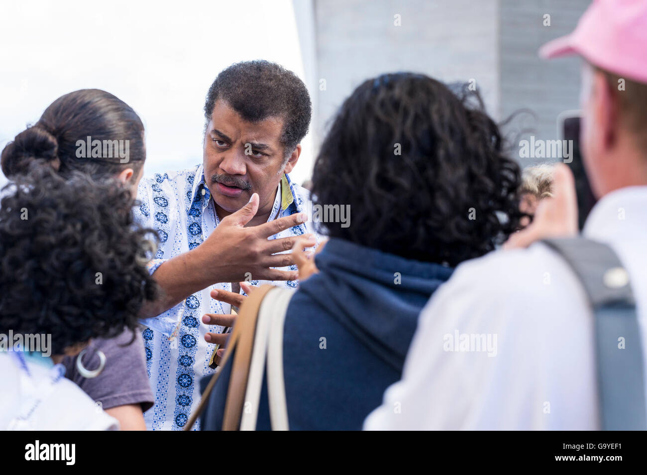 Neil deGrasse Tyson parla con i tifosi al festival Starmus nell'Auditorio Adan Martin, Santa Cruz de Tenerife. È un astrofisico, cosmologo, autore e comunicatore di scienza americano. Isole Canarie, Spagna Foto Stock