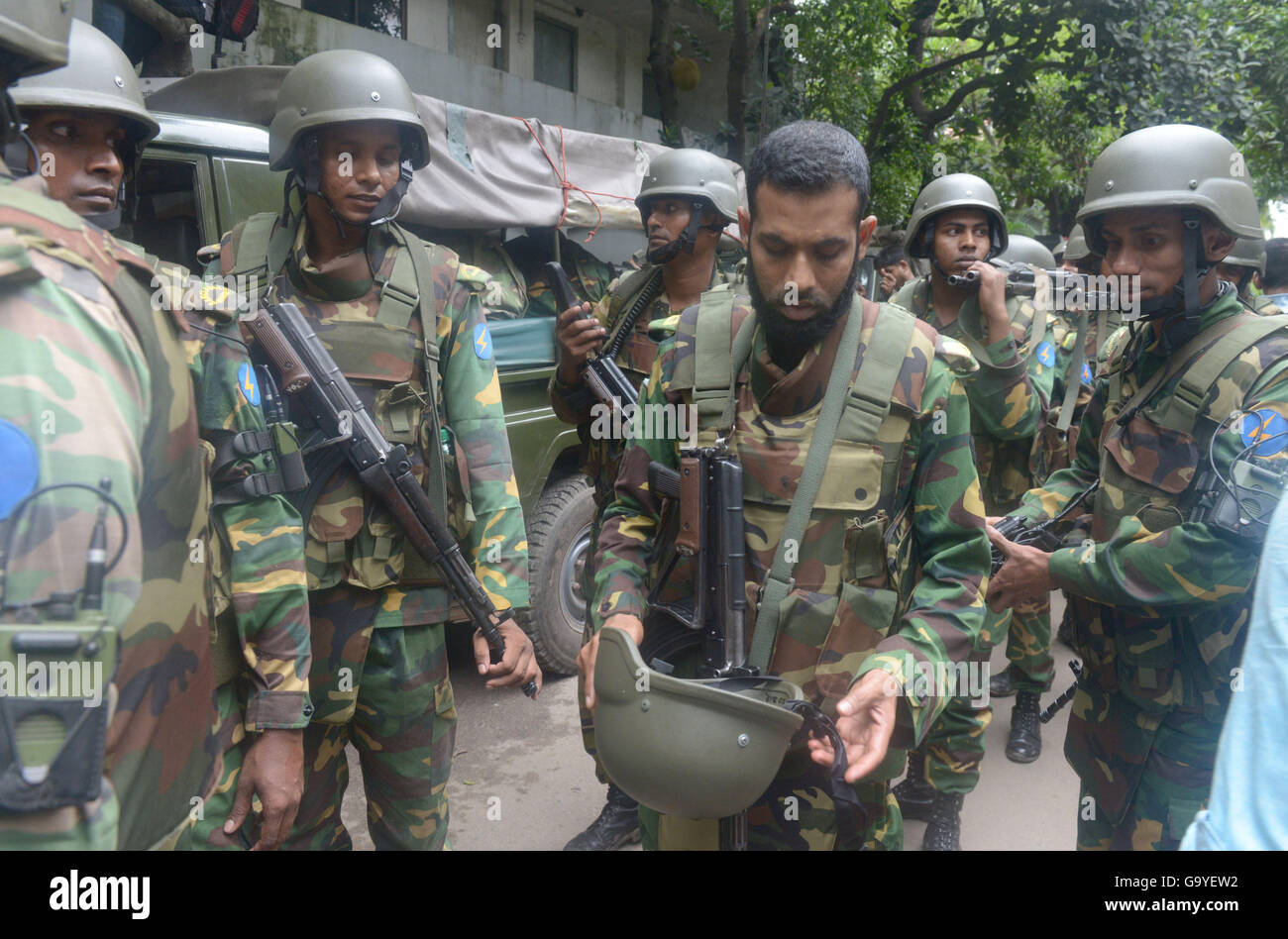 Dacca in Bangladesh. 2 Luglio, 2016. Esercito del Bangladesh il personale in stand by durante una operazione di salvataggio dopo un attacco a un ristorante spagnolo a Dhaka's enclave diplomatica Gulshan, Bangladesh, 2 luglio 2016. Uomini armati hanno ucciso 20 stranieri poco dopo il loro assalto un ristorante spagnolo a Dacca in Bangladesh la peggiore crisi degli ostaggi, un portavoce di l'esercito del Bangladesh ha detto il sabato. Credito: Shariful Islam/Xinhua/Alamy Live News Foto Stock
