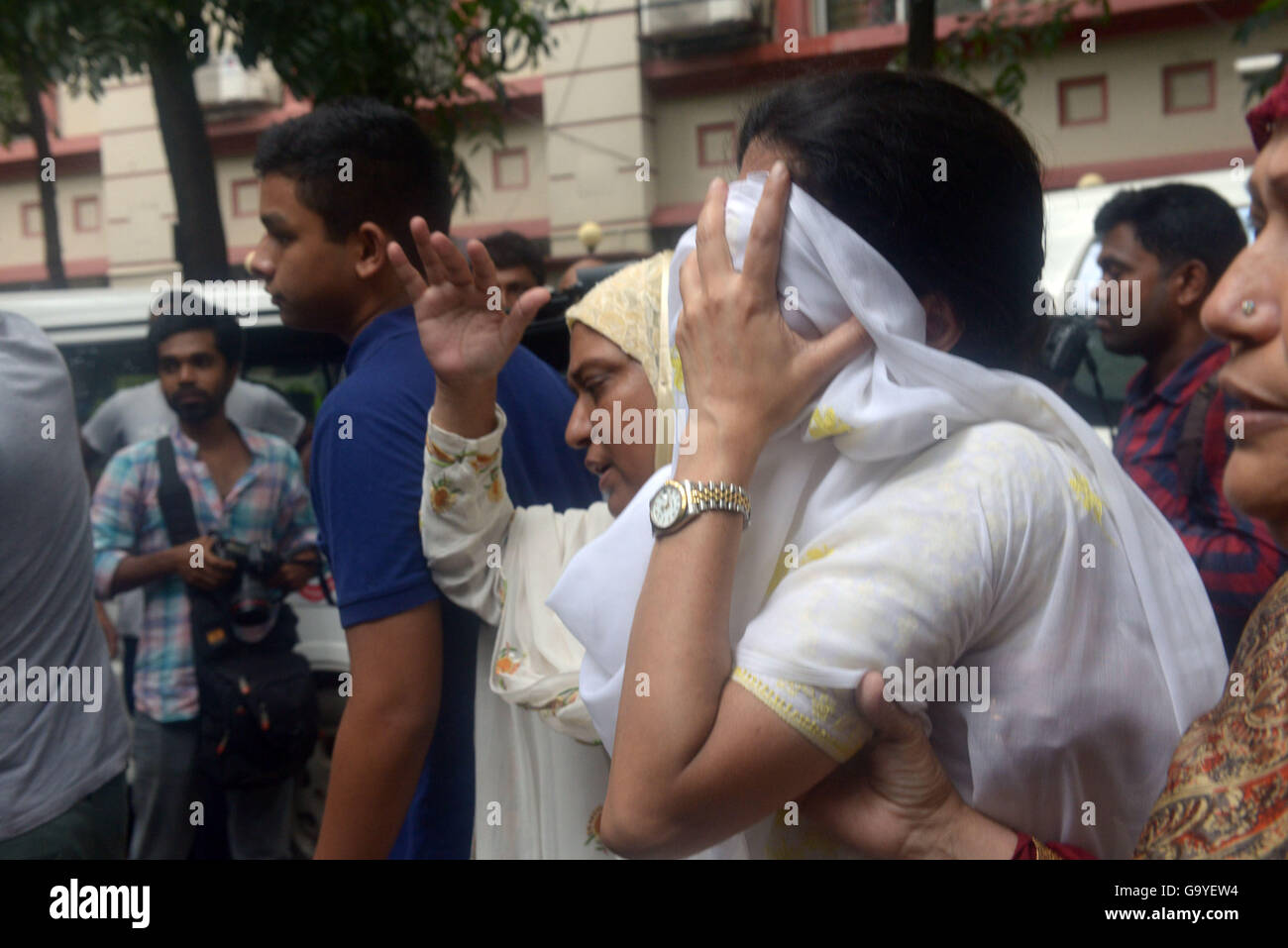 Dacca in Bangladesh. 2 Luglio, 2016. I parenti degli ostaggi grido vicino al sito di un attacco a un ristorante spagnolo a Dhaka's enclave diplomatica Gulshan, Bangladesh, 2 luglio 2016. Uomini armati hanno ucciso 20 stranieri poco dopo il loro assalto un ristorante spagnolo a Dacca in Bangladesh la peggiore crisi degli ostaggi, un portavoce di l'esercito del Bangladesh ha detto il sabato. Credito: Shariful Islam/Xinhua/Alamy Live News Foto Stock