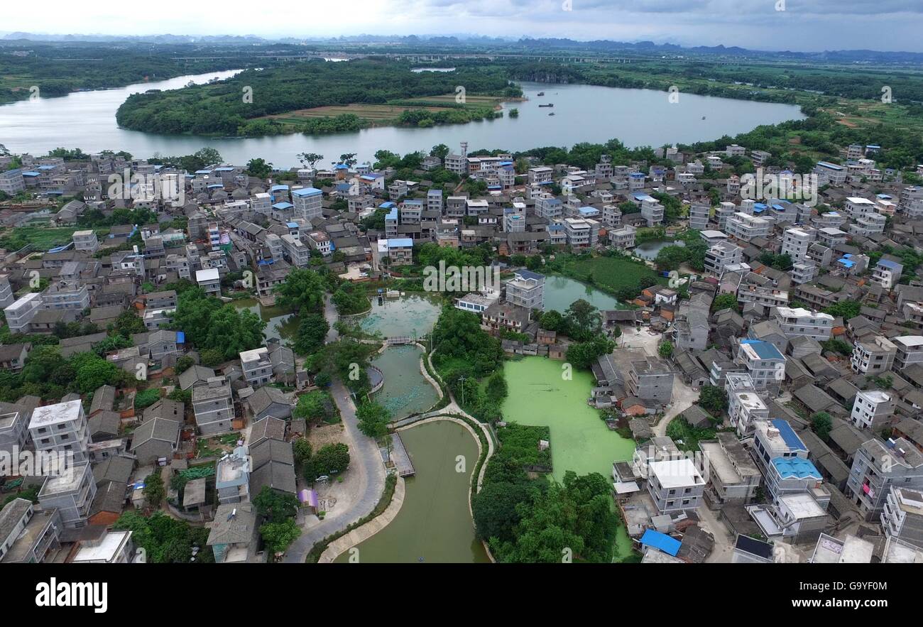 Nanning. 2 Luglio, 2016. Foto aerea adottate il 2 luglio 2016 mostra Yangmei antica città nel distretto di Jiangnan di Nanning, capitale del sud della Cina di Guangxi Zhuang Regione autonoma. Yangmei antica città ha meglio conservati edifici storici della Dinastia Ming (1368-1644) e Qing (1644-1911) in Nanning. Credito: Zhou Hua/Xinhua/Alamy Live News Foto Stock