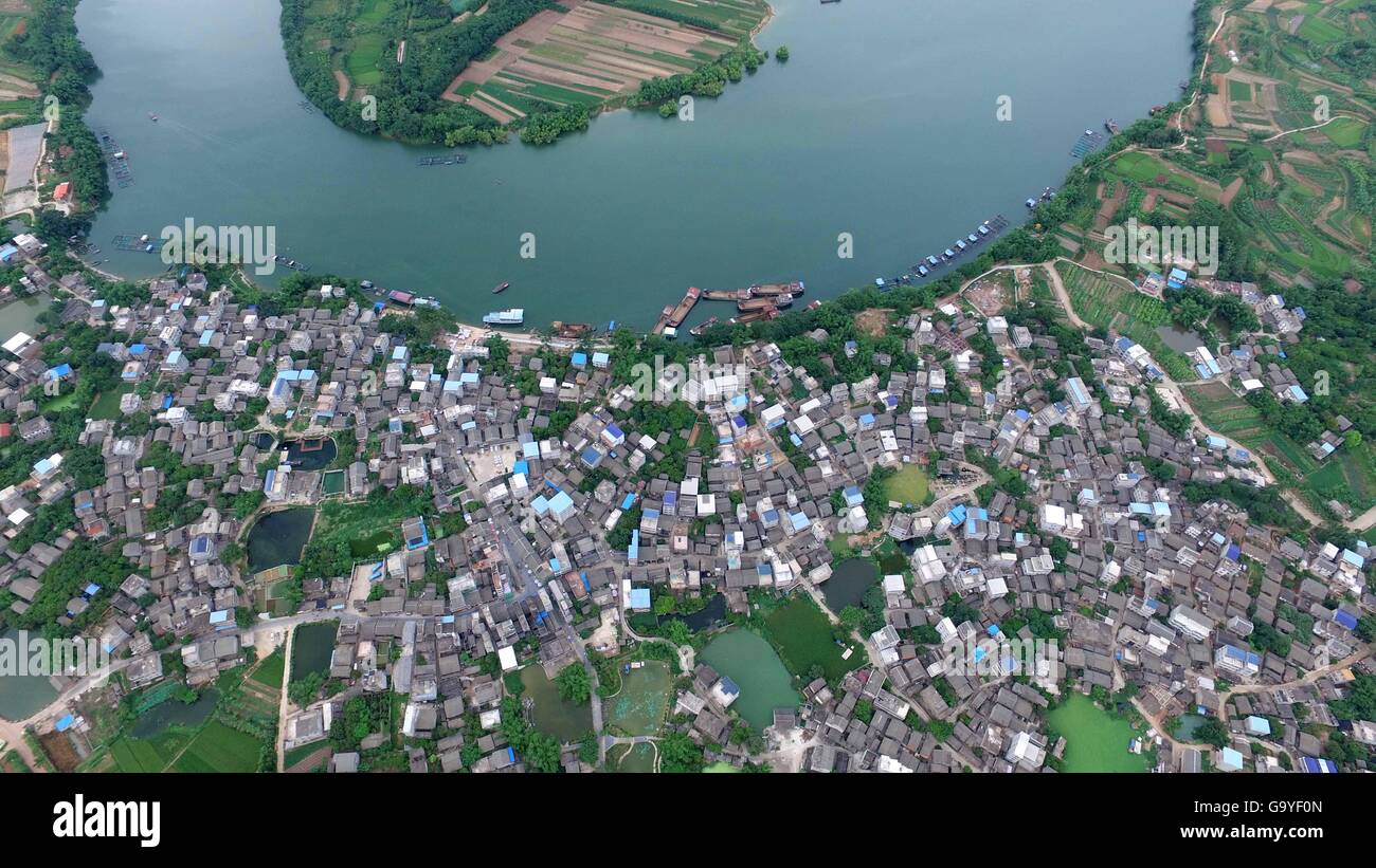 Nanning. 2 Luglio, 2016. Foto aerea adottate il 2 luglio 2016 mostra Yangmei antica città nel distretto di Jiangnan di Nanning, capitale del sud della Cina di Guangxi Zhuang Regione autonoma. Yangmei antica città ha meglio conservati edifici storici della Dinastia Ming (1368-1644) e Qing (1644-1911) in Nanning. Credito: Zhou Hua/Xinhua/Alamy Live News Foto Stock