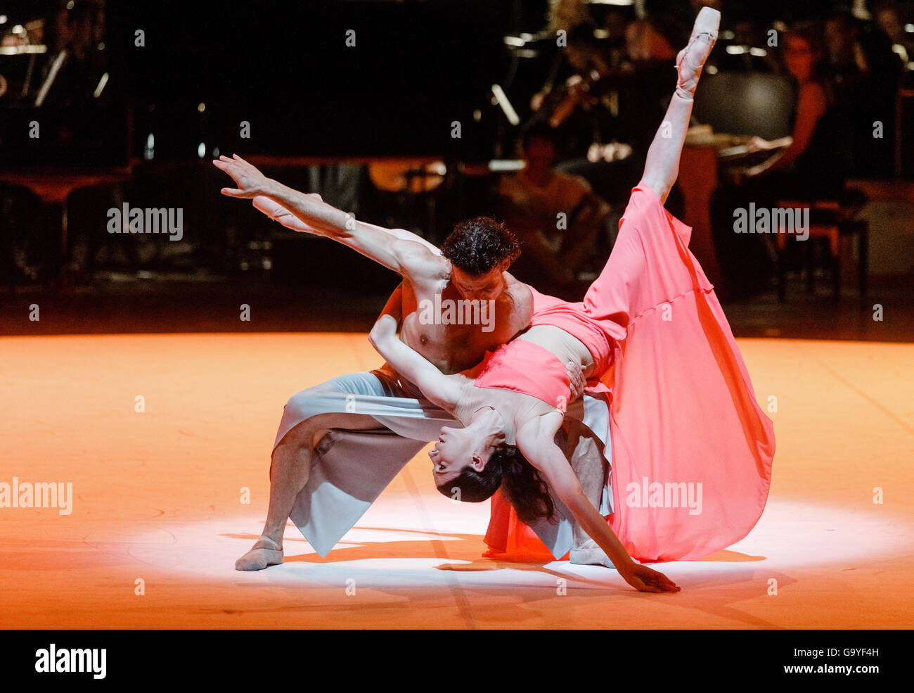 Amburgo, Germania. 01 Luglio, 2017. I ballerini Carsten Jung e Hélène Bouchet dancing per scattare una foto della mostra "Turangalila' ad Amburgo, Germania, 01 luglio 2017. La premiere del balletto di John Neumeier sarà aperto il 03 luglio 2016 la XLII Hamburg Ballet Festival alla Staatsoper di Amburgo. Foto: Markus Scholz/dpa/Alamy Live News Foto Stock