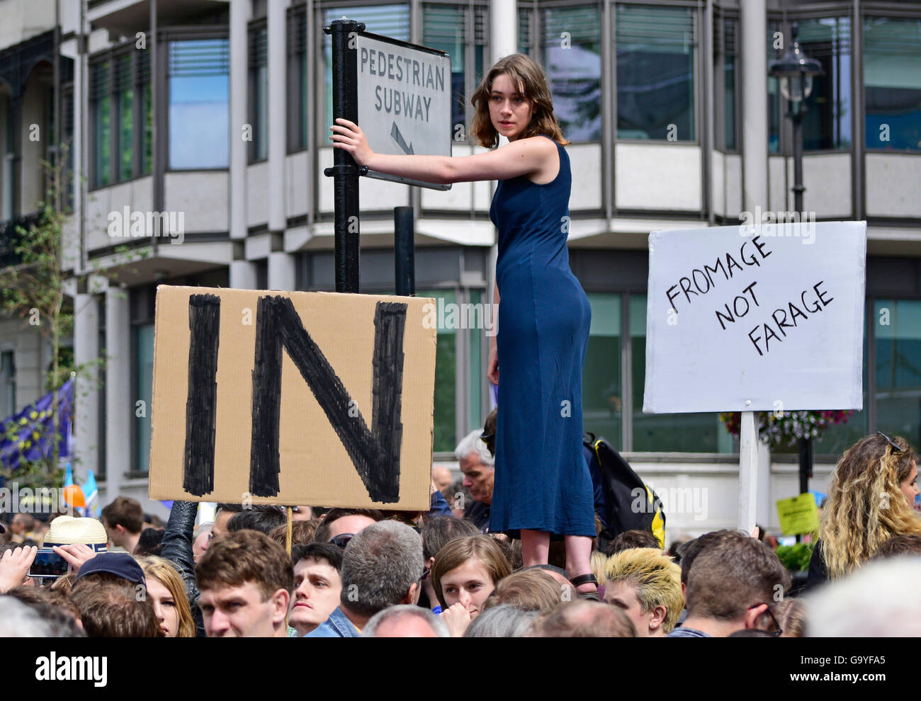 Londra, Regno Unito. 2 Luglio, 2016. Una stima di 30.000 persone si uniscono alla marzo per l'Europa da Park Lane per la piazza del Parlamento per protestare contro Brexit. Credito: PjrNews/Alamy Live News Foto Stock