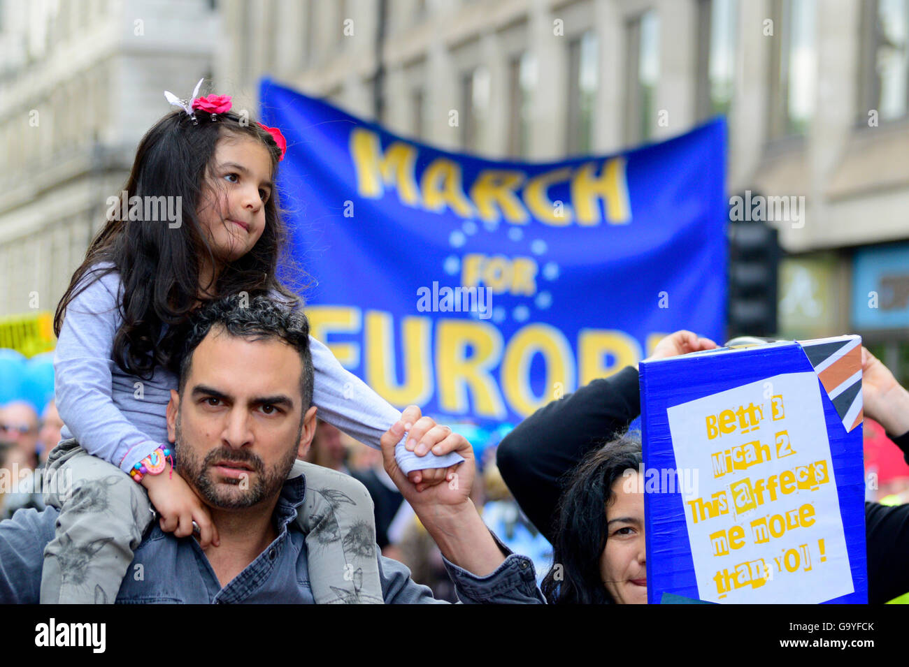 Londra, Regno Unito. 2 Luglio, 2016. Una stima di 30.000 persone si uniscono alla marzo per l'Europa da Park Lane per la piazza del Parlamento per protestare contro Brexit. Credito: PjrNews/Alamy Live News Foto Stock